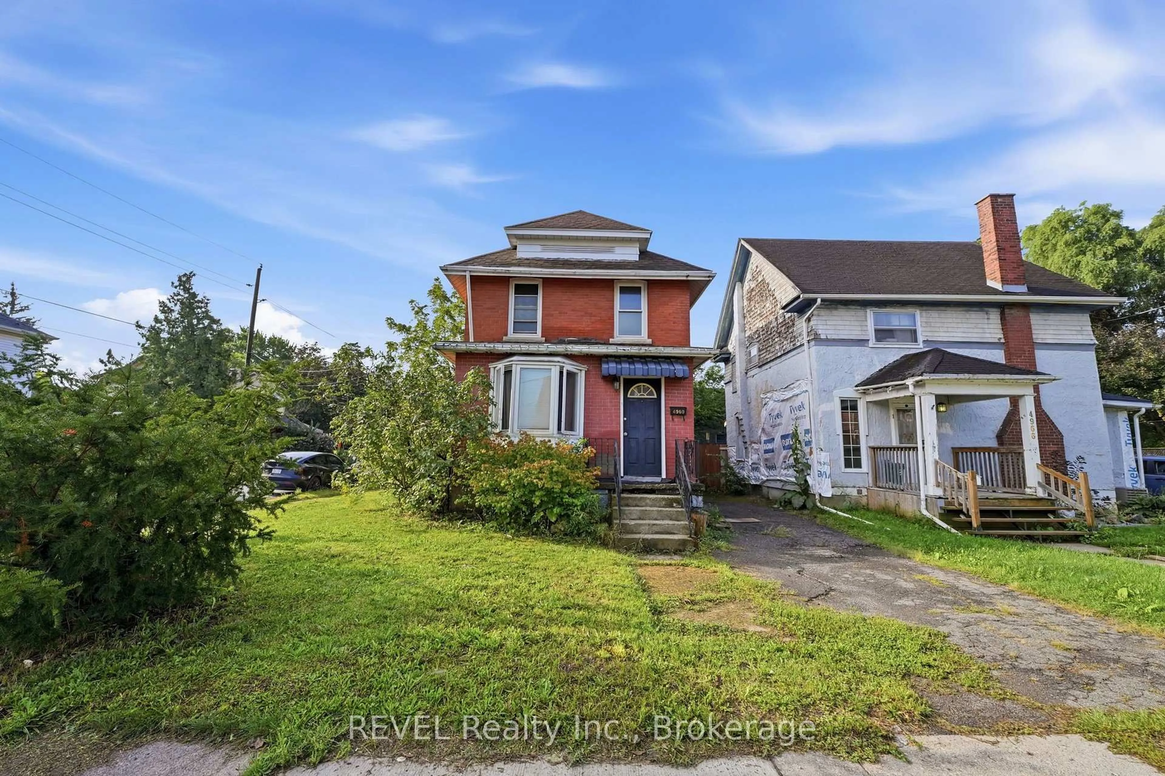 A pic from outside/outdoor area/front of a property/back of a property/a pic from drone, street for 4960 Willmott St, Niagara Falls Ontario L2E 1Z8