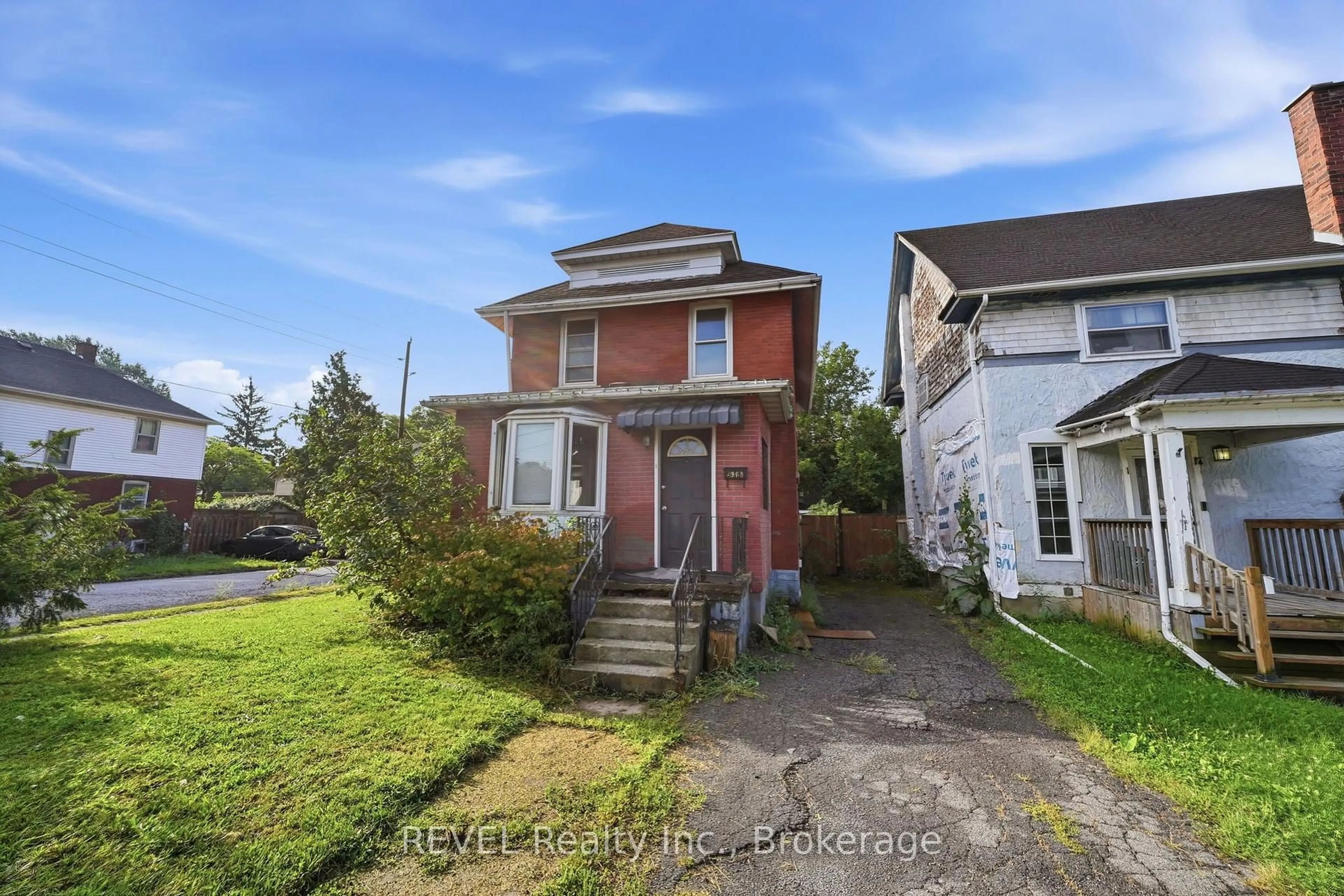 A pic from outside/outdoor area/front of a property/back of a property/a pic from drone, street for 4960 Willmott St, Niagara Falls Ontario L2E 1Z8