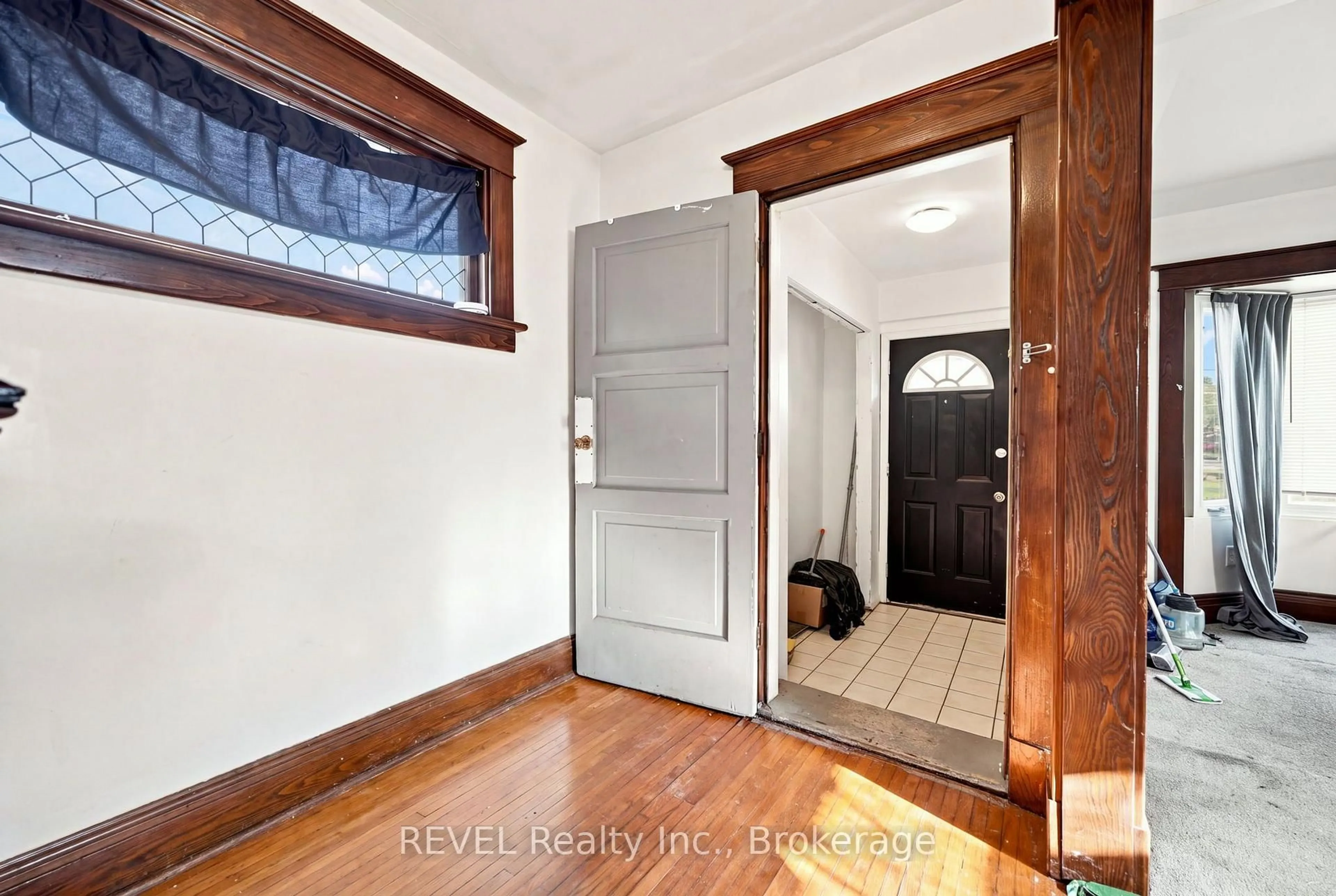 Indoor entryway for 4960 Willmott St, Niagara Falls Ontario L2E 1Z8