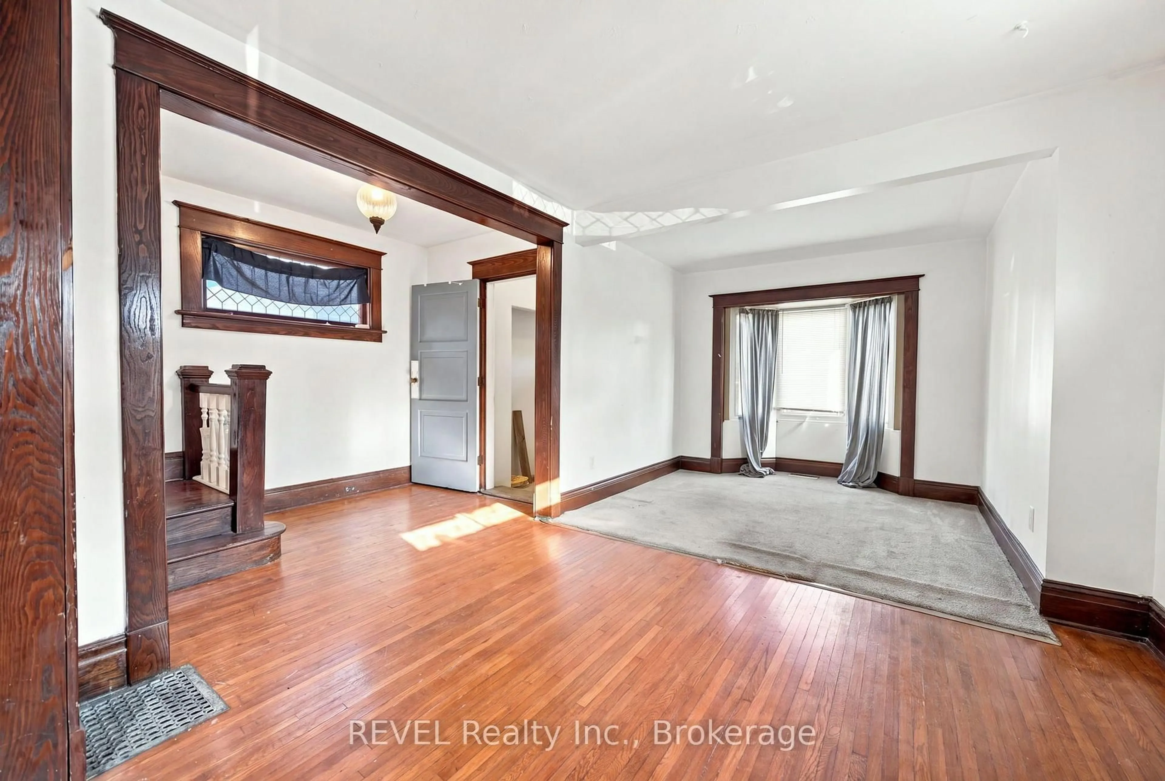 Indoor foyer for 4960 Willmott St, Niagara Falls Ontario L2E 1Z8