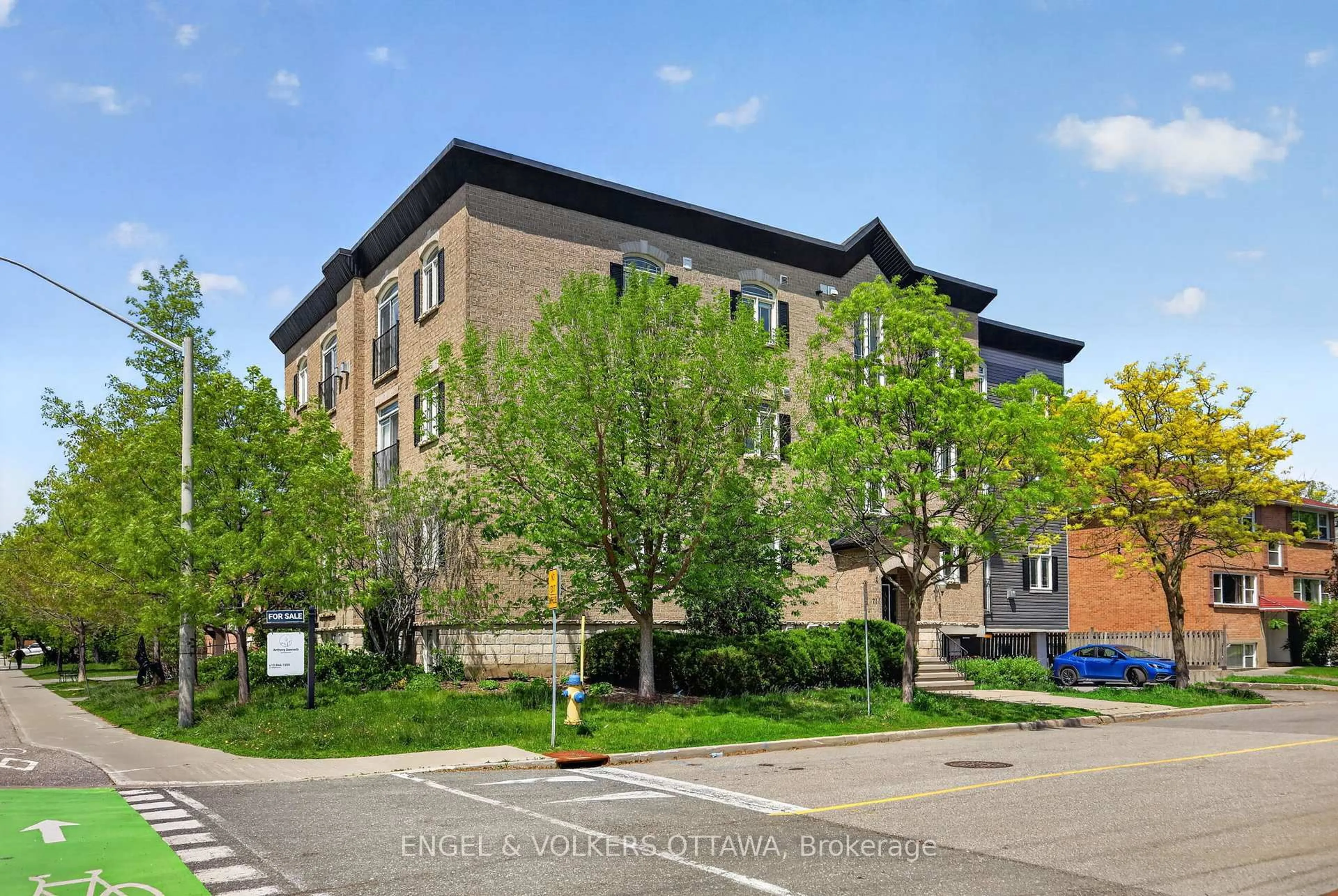 A pic from outside/outdoor area/front of a property/back of a property/a pic from drone, building for 711 Churchill Ave #401, Ottawa Ontario K1Z 7J9