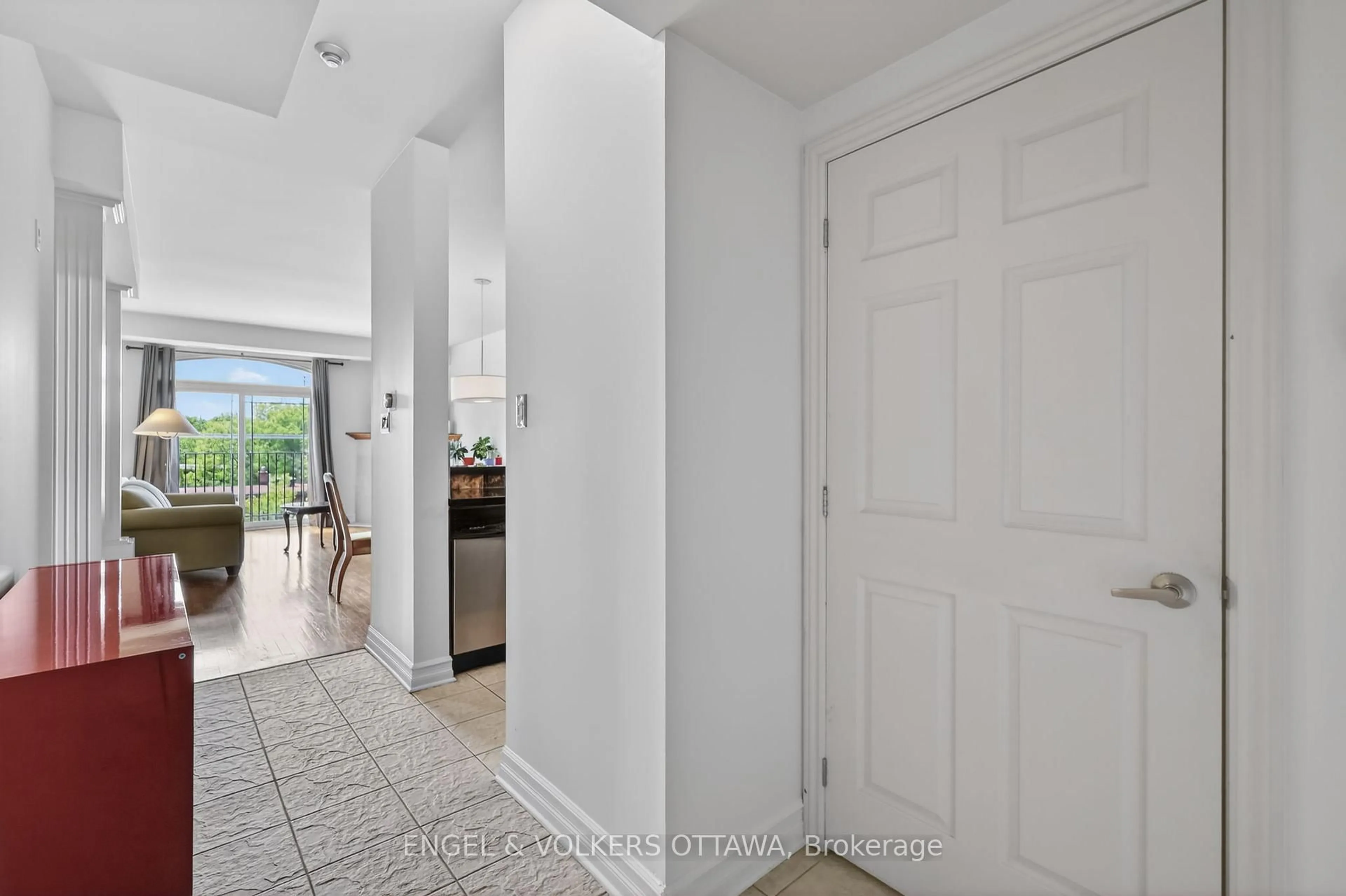 Indoor entryway for 711 Churchill Ave #401, Ottawa Ontario K1Z 7J9