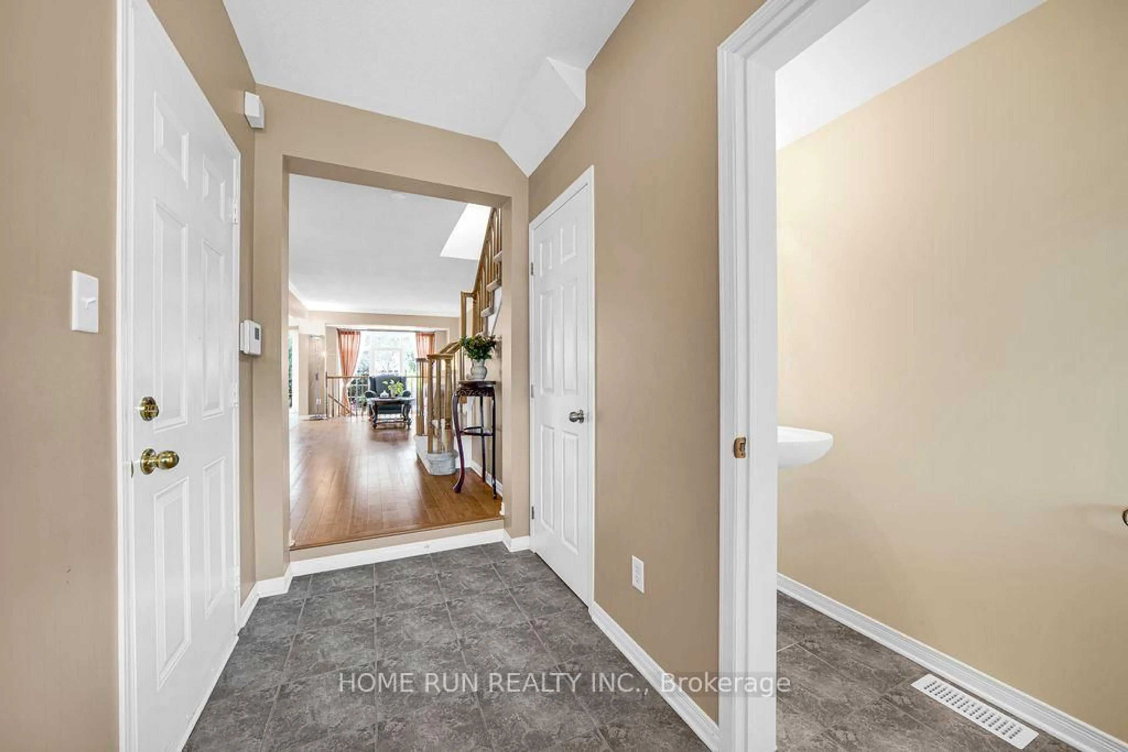 Indoor entryway for 417 Wisteria Cres, Ottawa Ontario K1V 0P1