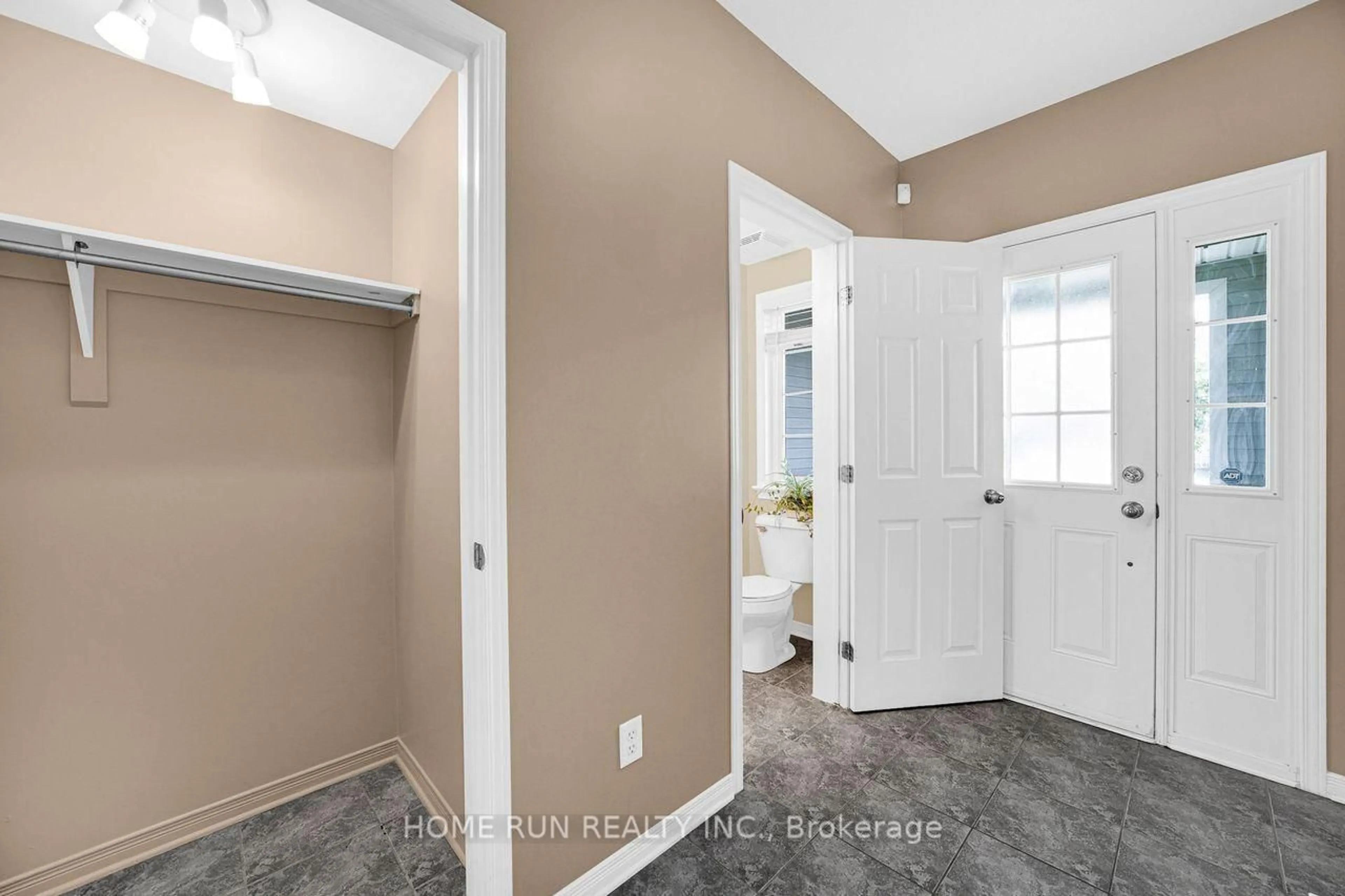 Indoor entryway for 417 Wisteria Cres, Ottawa Ontario K1V 0P1