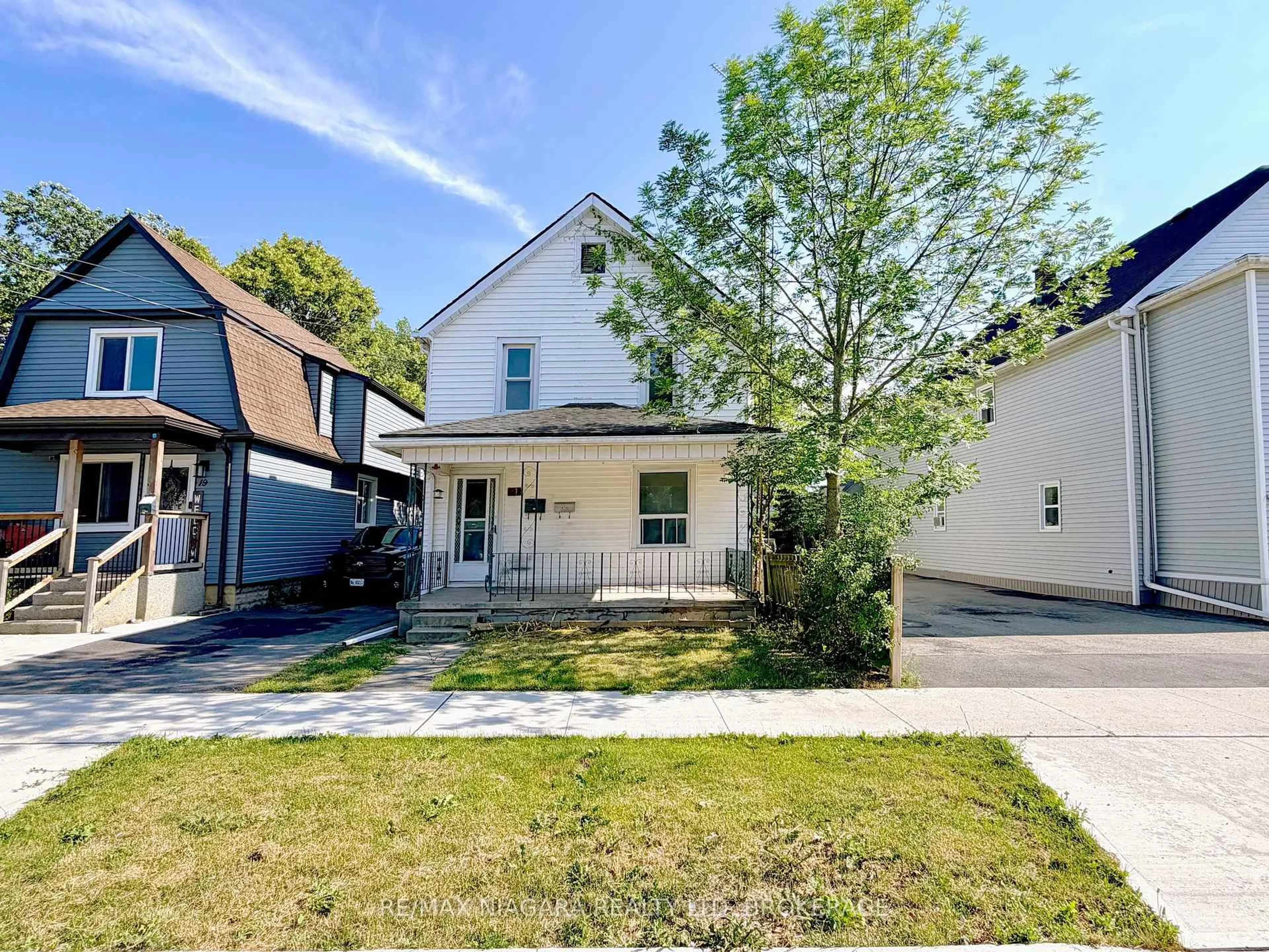 A pic from outside/outdoor area/front of a property/back of a property/a pic from drone, street for 21 Fifth St, Welland Ontario L3B 4Z4