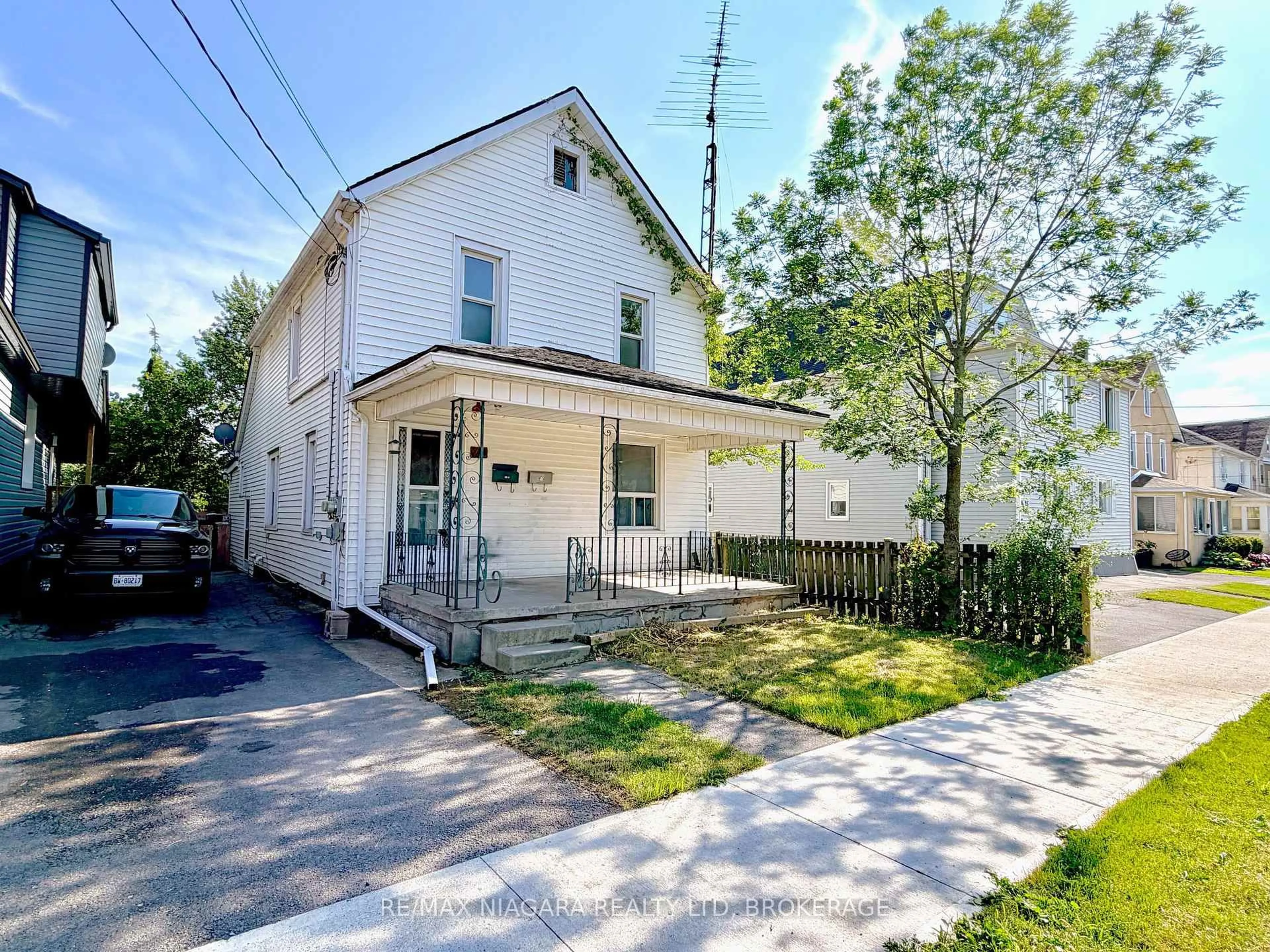 A pic from outside/outdoor area/front of a property/back of a property/a pic from drone, street for 21 Fifth St, Welland Ontario L3B 4Z4