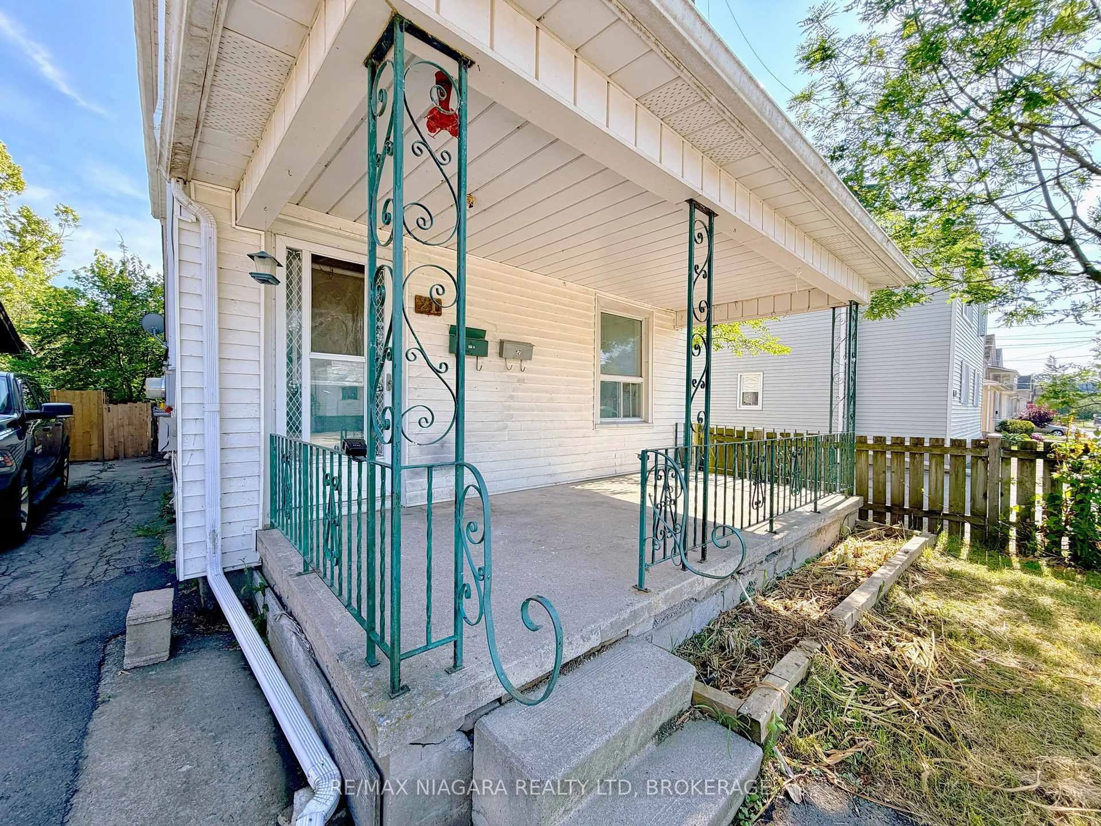 Indoor entryway for 21 Fifth St, Welland Ontario L3B 4Z4