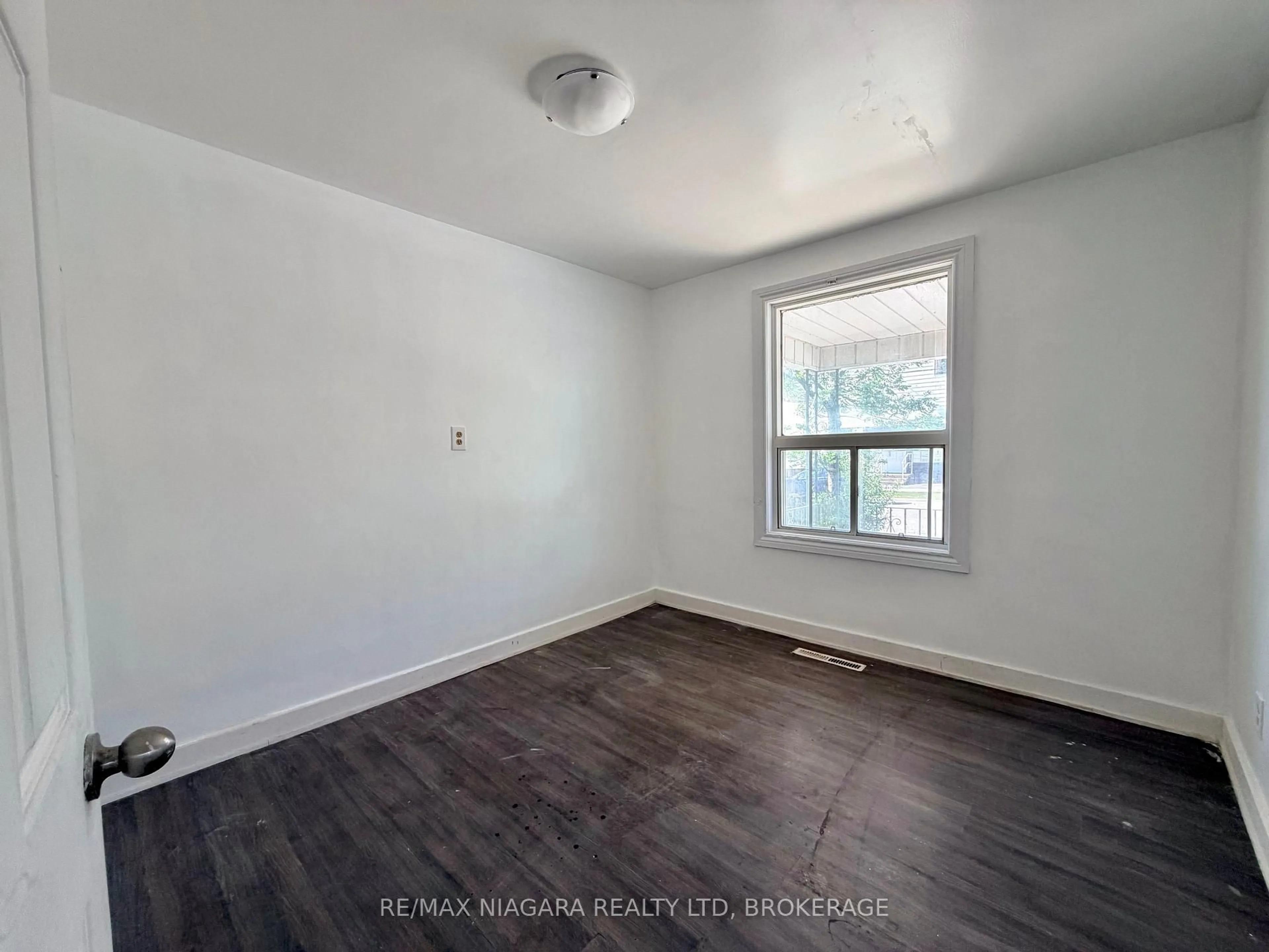 A pic of a room for 21 Fifth St, Welland Ontario L3B 4Z4