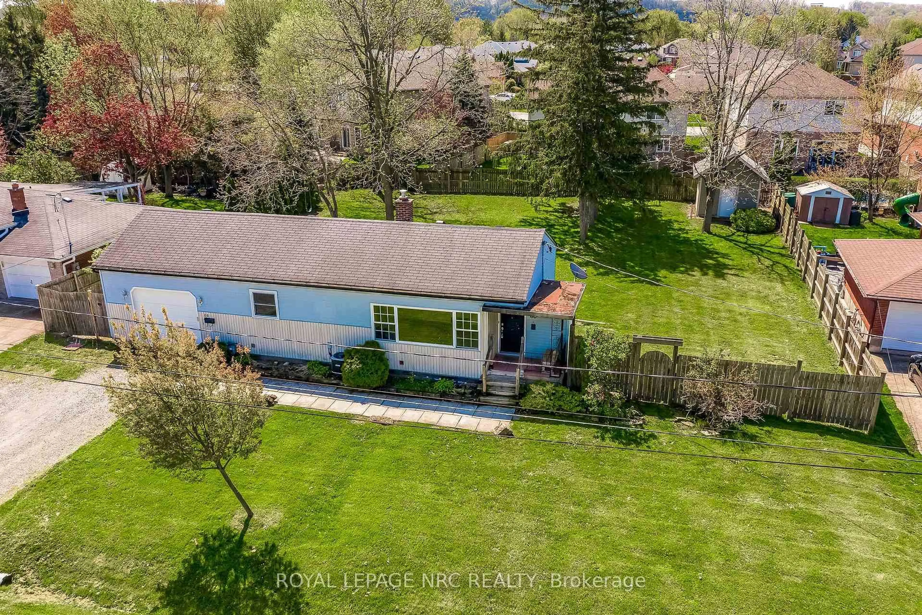 A pic from outside/outdoor area/front of a property/back of a property/a pic from drone, unknown for 60 Valley Rd, St. Catharines Ontario L2S 1Y6