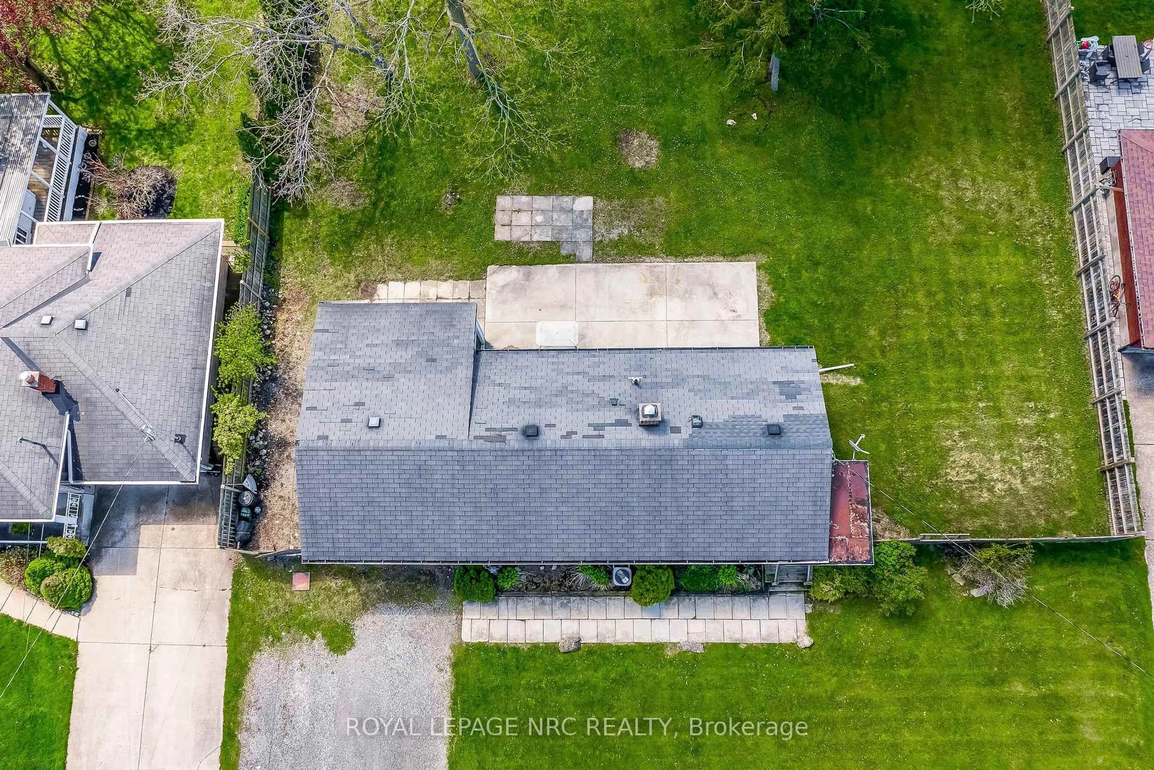A pic from outside/outdoor area/front of a property/back of a property/a pic from drone, building for 60 Valley Rd, St. Catharines Ontario L2S 1Y6
