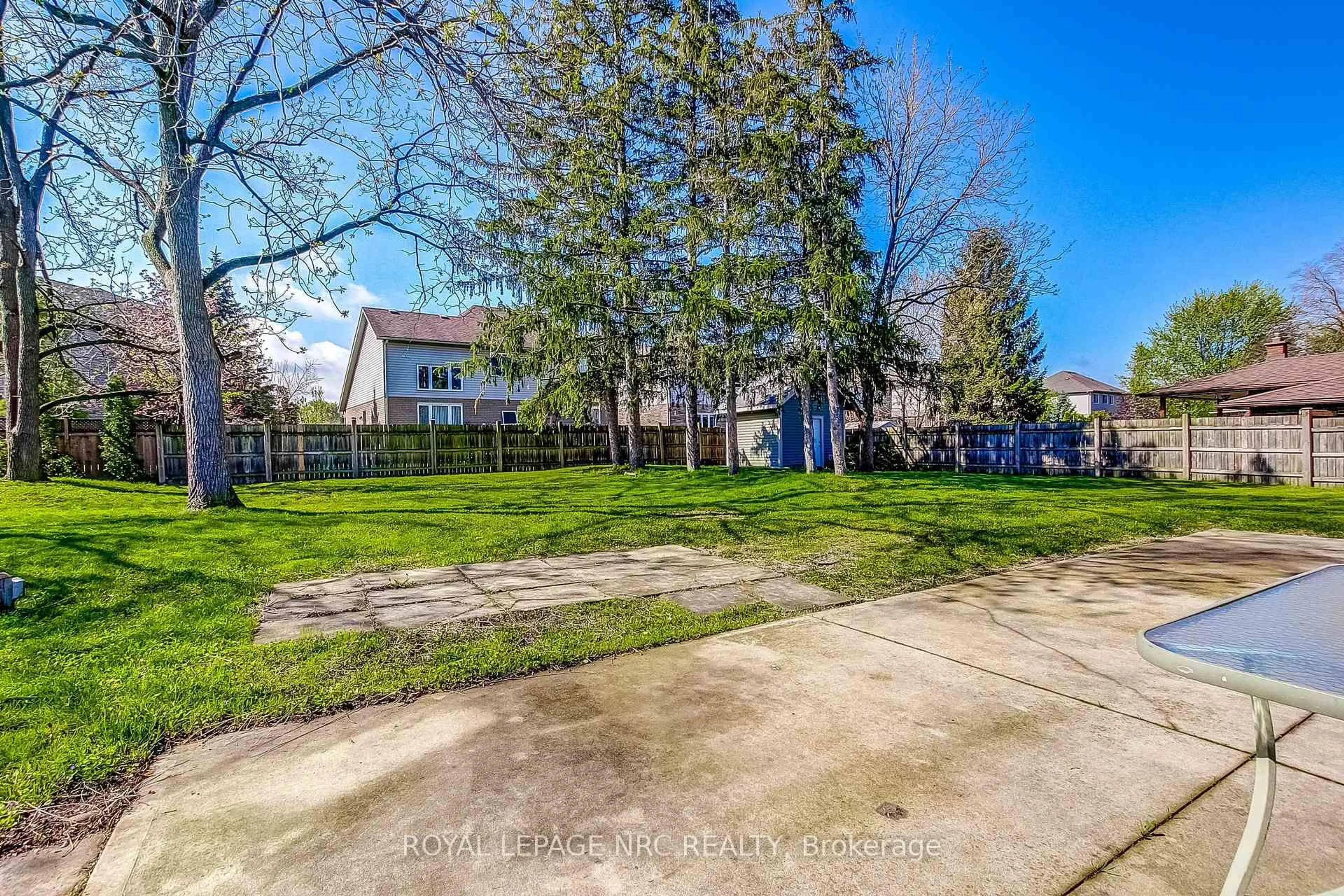 A pic from outside/outdoor area/front of a property/back of a property/a pic from drone, street for 60 Valley Rd, St. Catharines Ontario L2S 1Y6