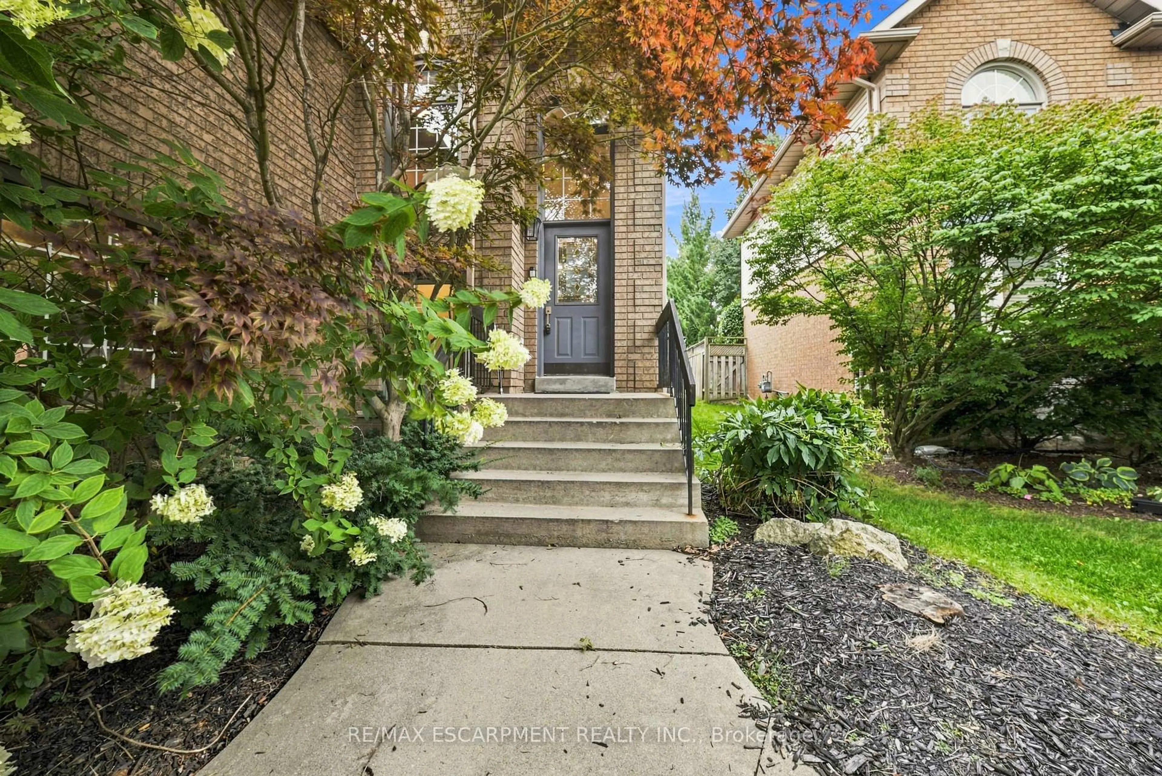 Indoor entryway for 96 Laurendale Ave, Hamilton Ontario L0R 2H3