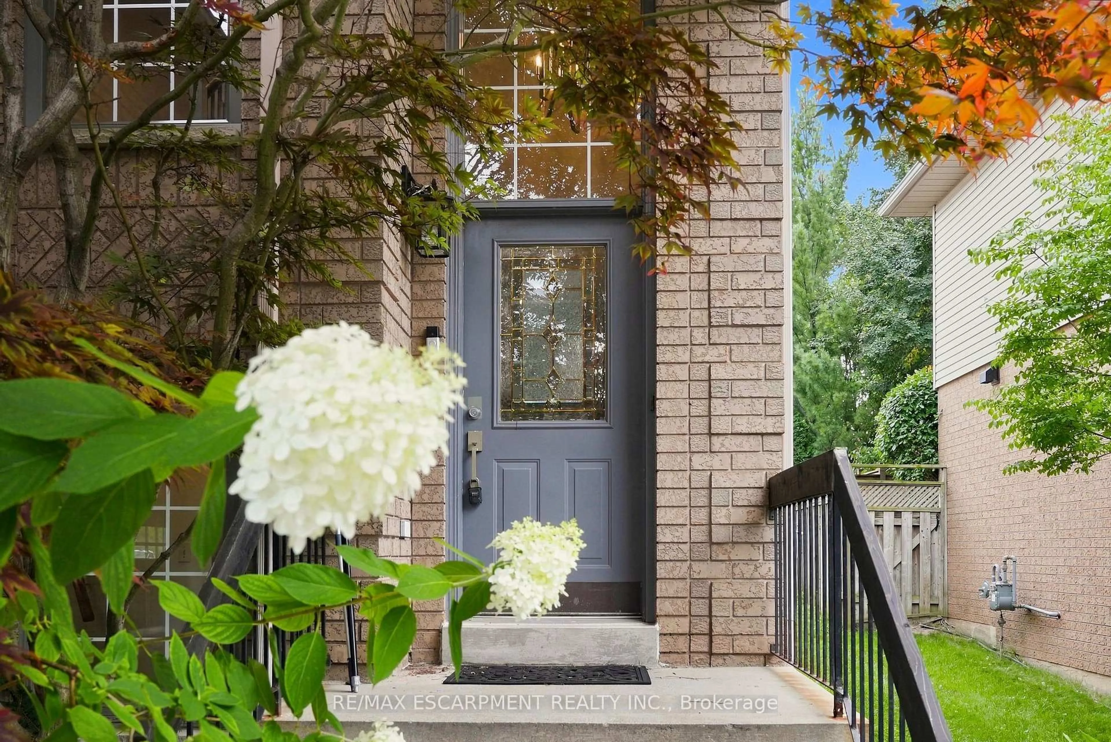 Indoor entryway for 96 Laurendale Ave, Hamilton Ontario L0R 2H3