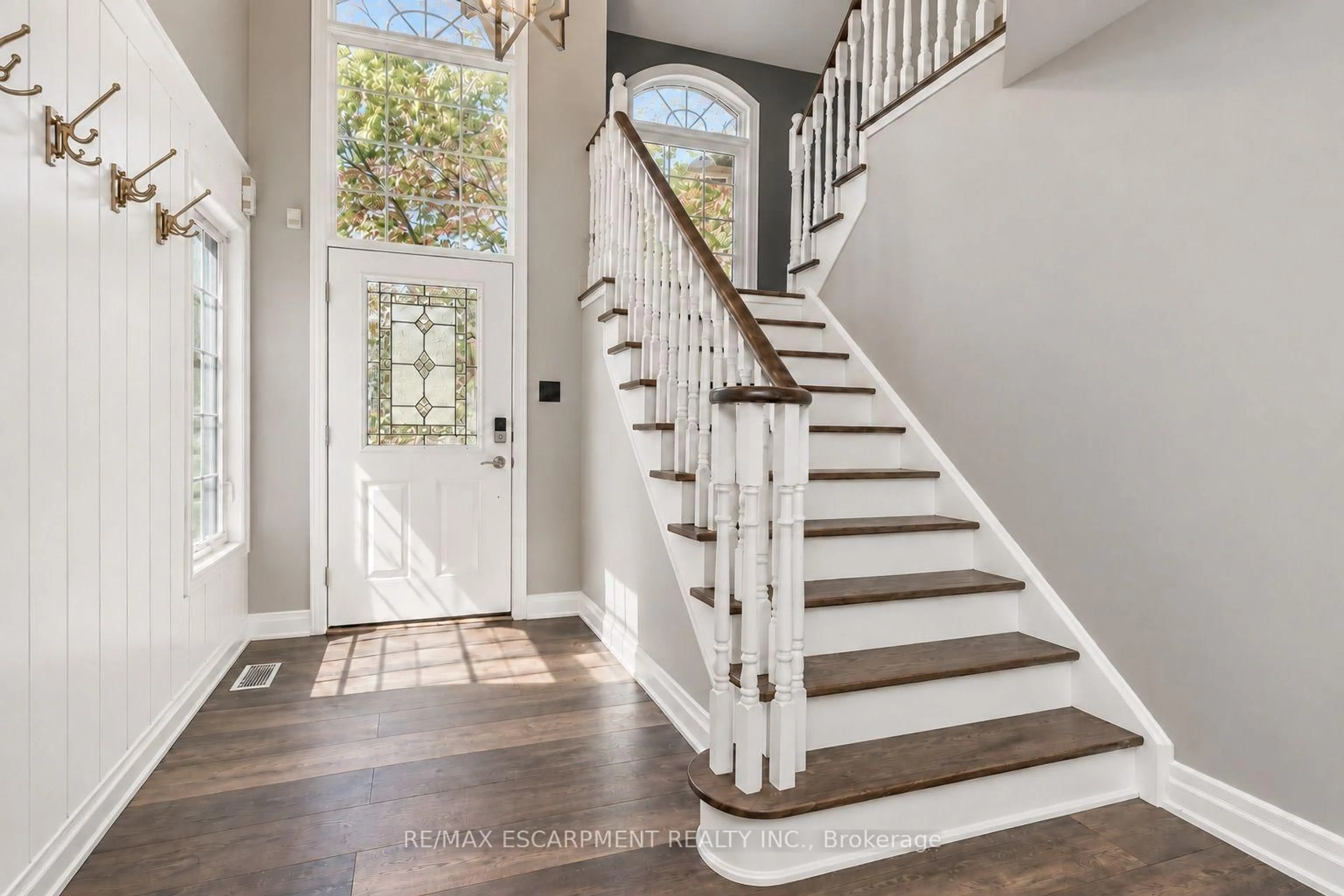 Indoor entryway for 96 Laurendale Ave, Hamilton Ontario L0R 2H3