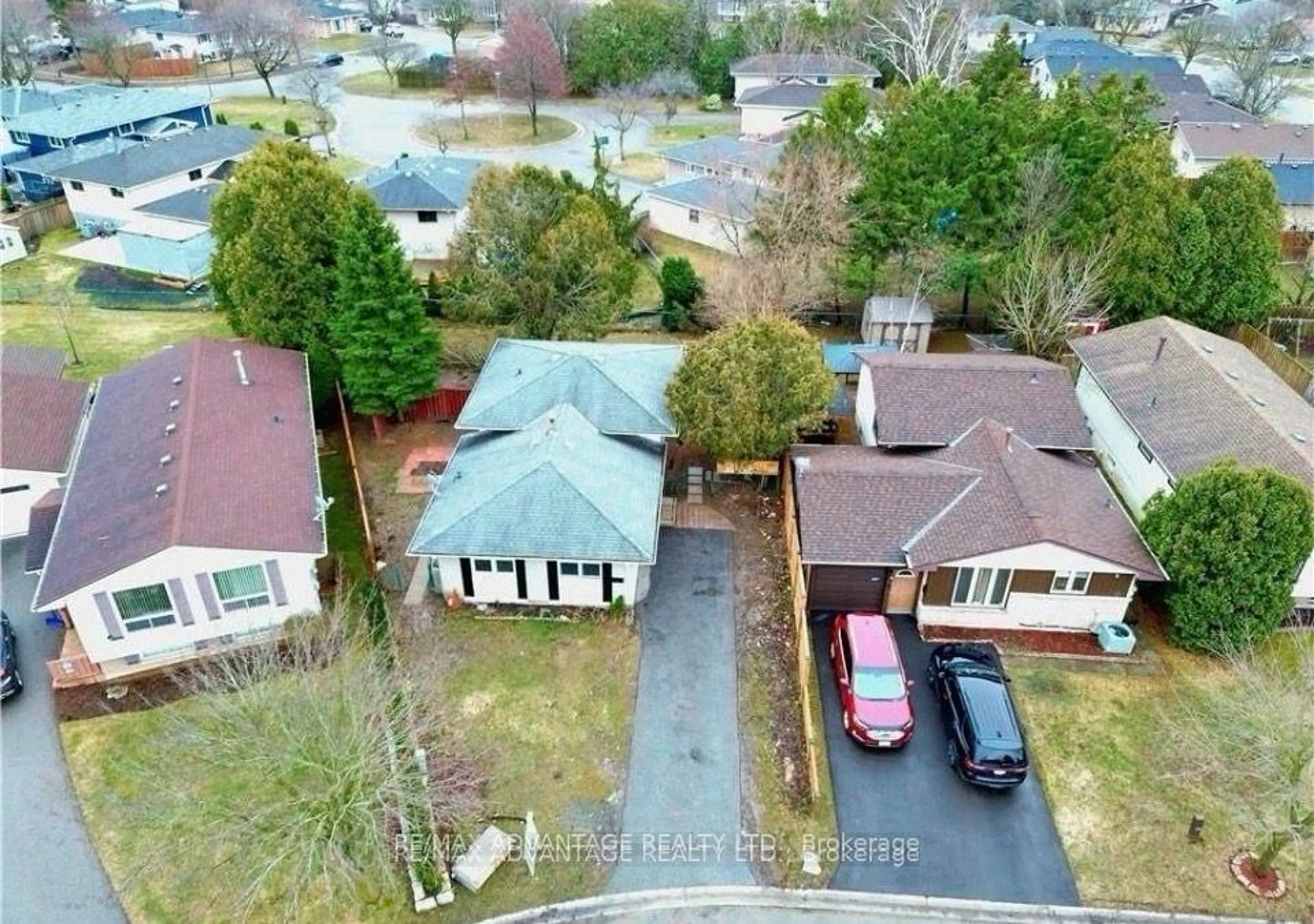 A pic from outside/outdoor area/front of a property/back of a property/a pic from drone, street for 9 Camelot Cres, London East Ontario N5V 3L4