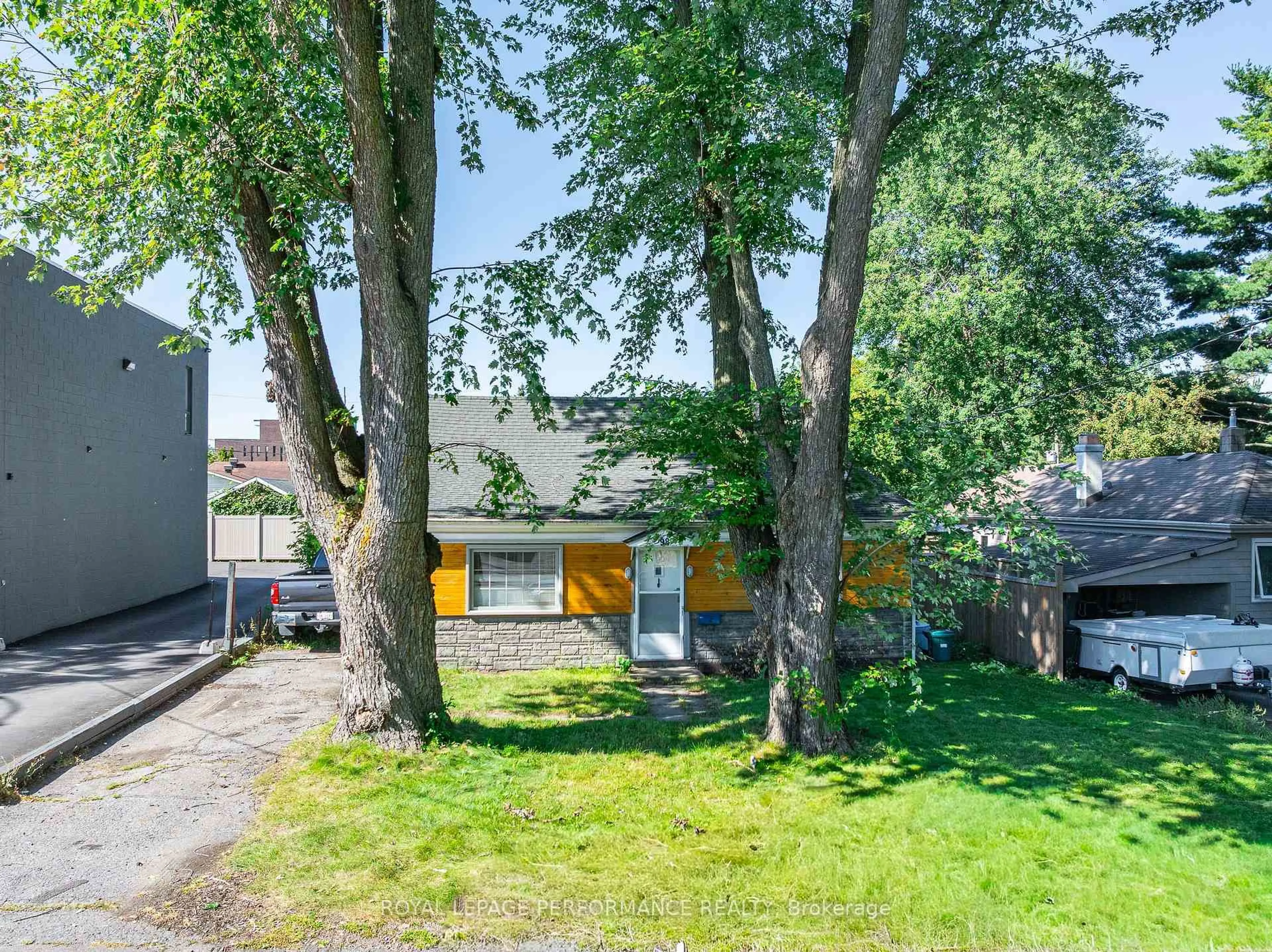 A pic from outside/outdoor area/front of a property/back of a property/a pic from drone, street for 98 Boyce Ave, Ottawa Ontario K2B 6J2