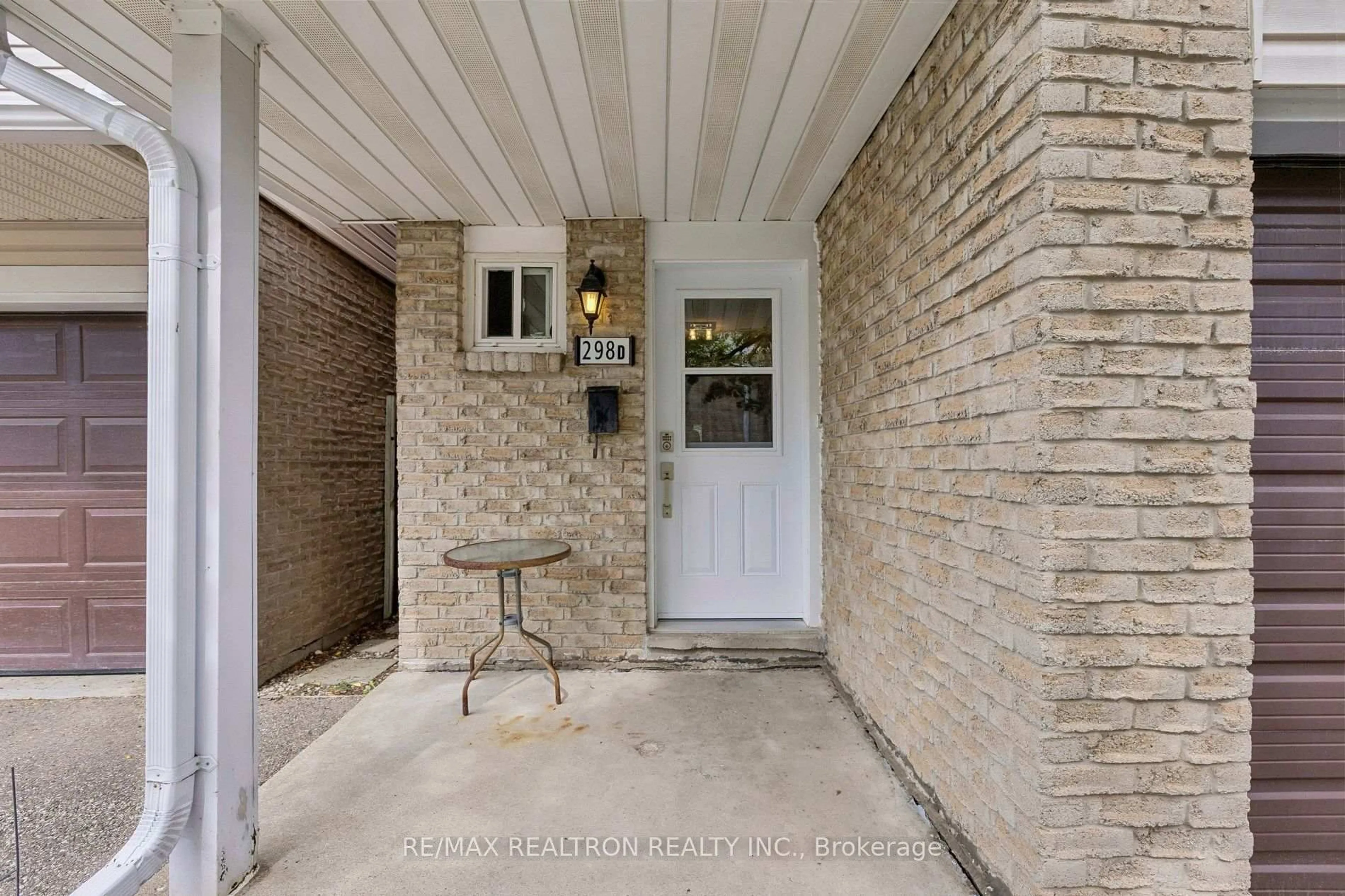 Indoor entryway for 298D Bluevale St, Waterloo Ontario N2J 4G3