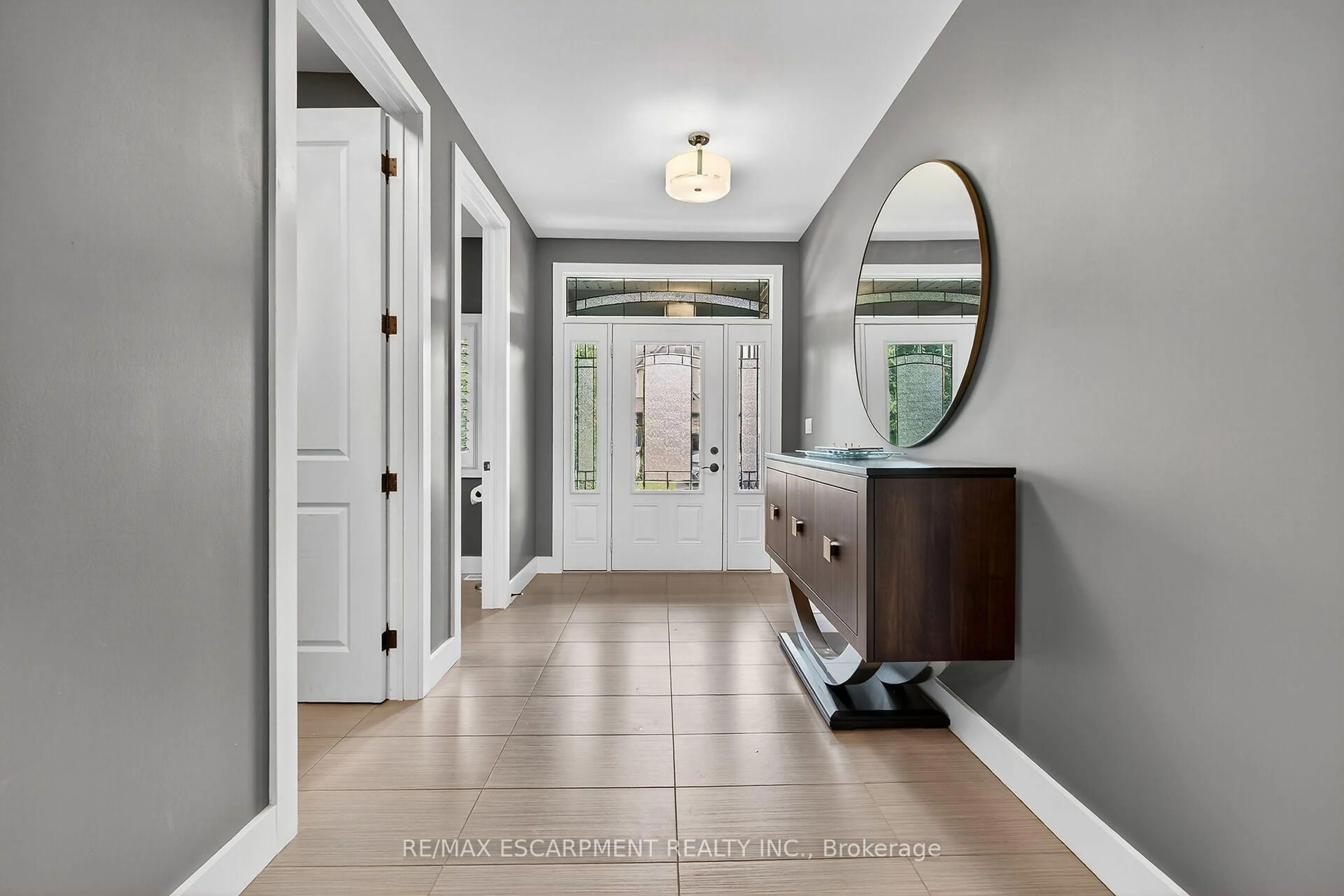 Indoor entryway for 24 CHESTNUT Dr, Guelph/Eramosa Ontario N0B 2K0