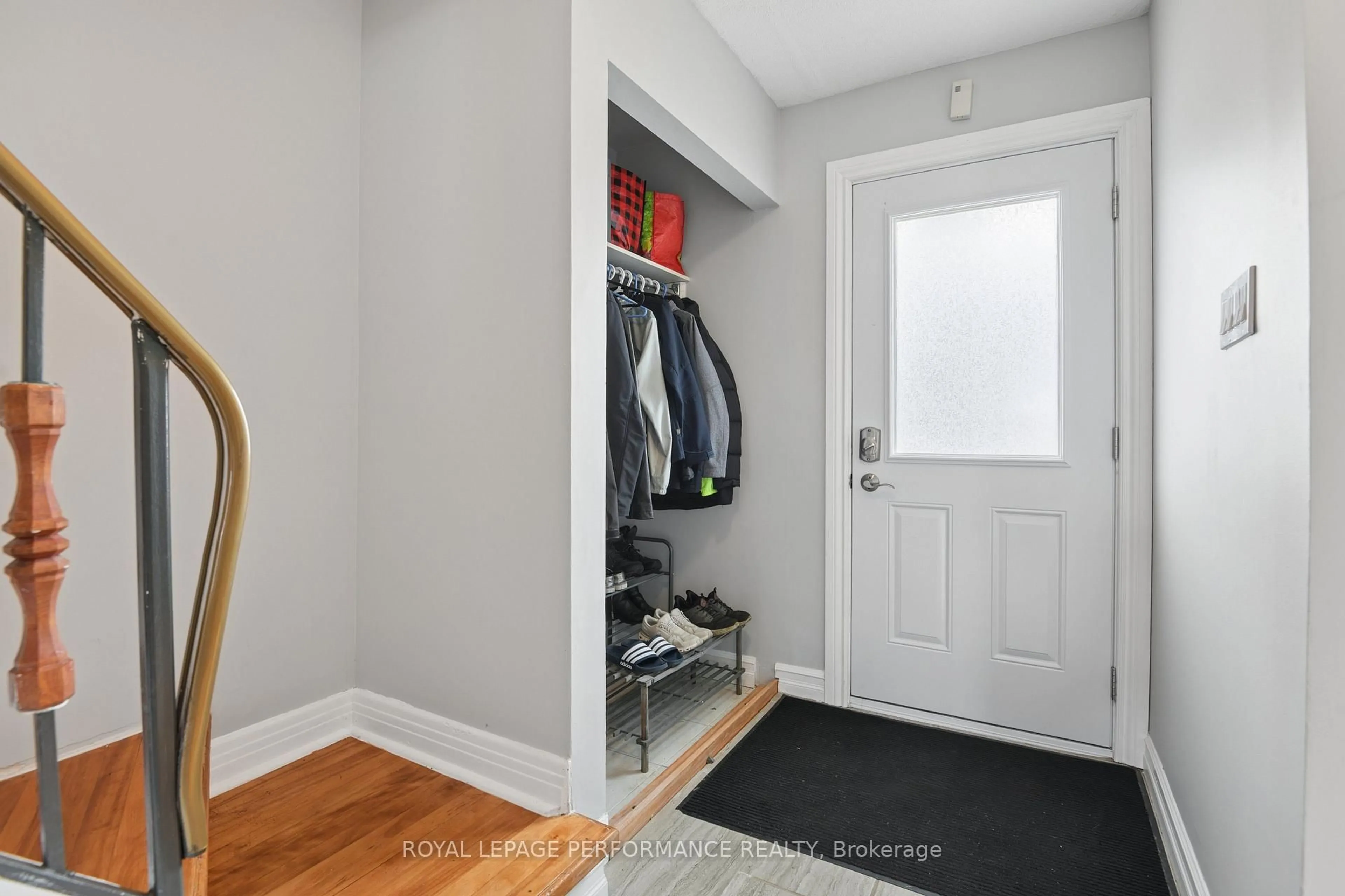 Indoor entryway for 2423 Clementine Blvd, Ottawa Ontario K1V 8E1