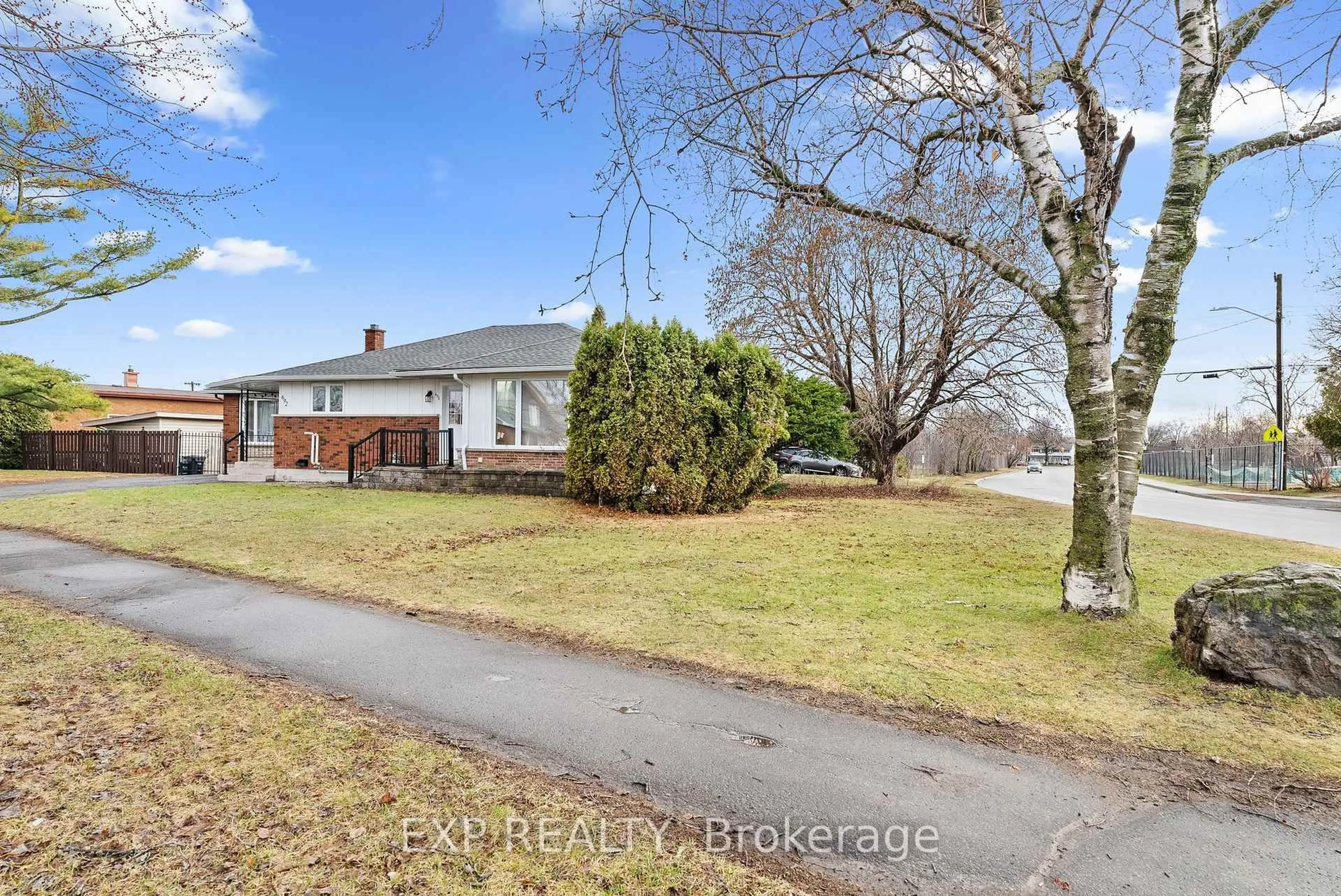 A pic from outside/outdoor area/front of a property/back of a property/a pic from drone, unknown for 692 Claude St, Ottawa Ontario K1K 2S2