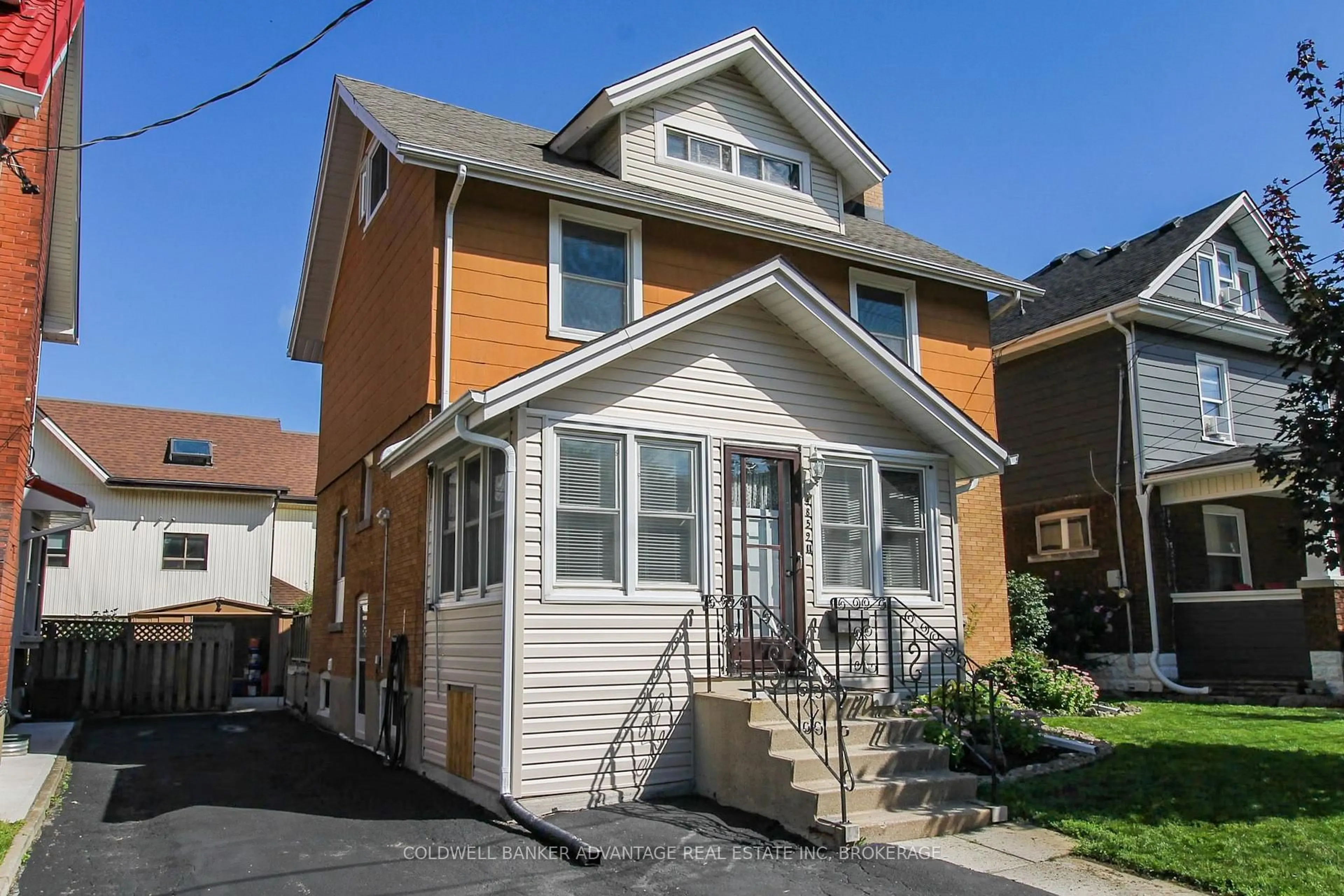Home with vinyl exterior material, street for 4859 Willmott St, Niagara Falls Ontario L2E 1Z5