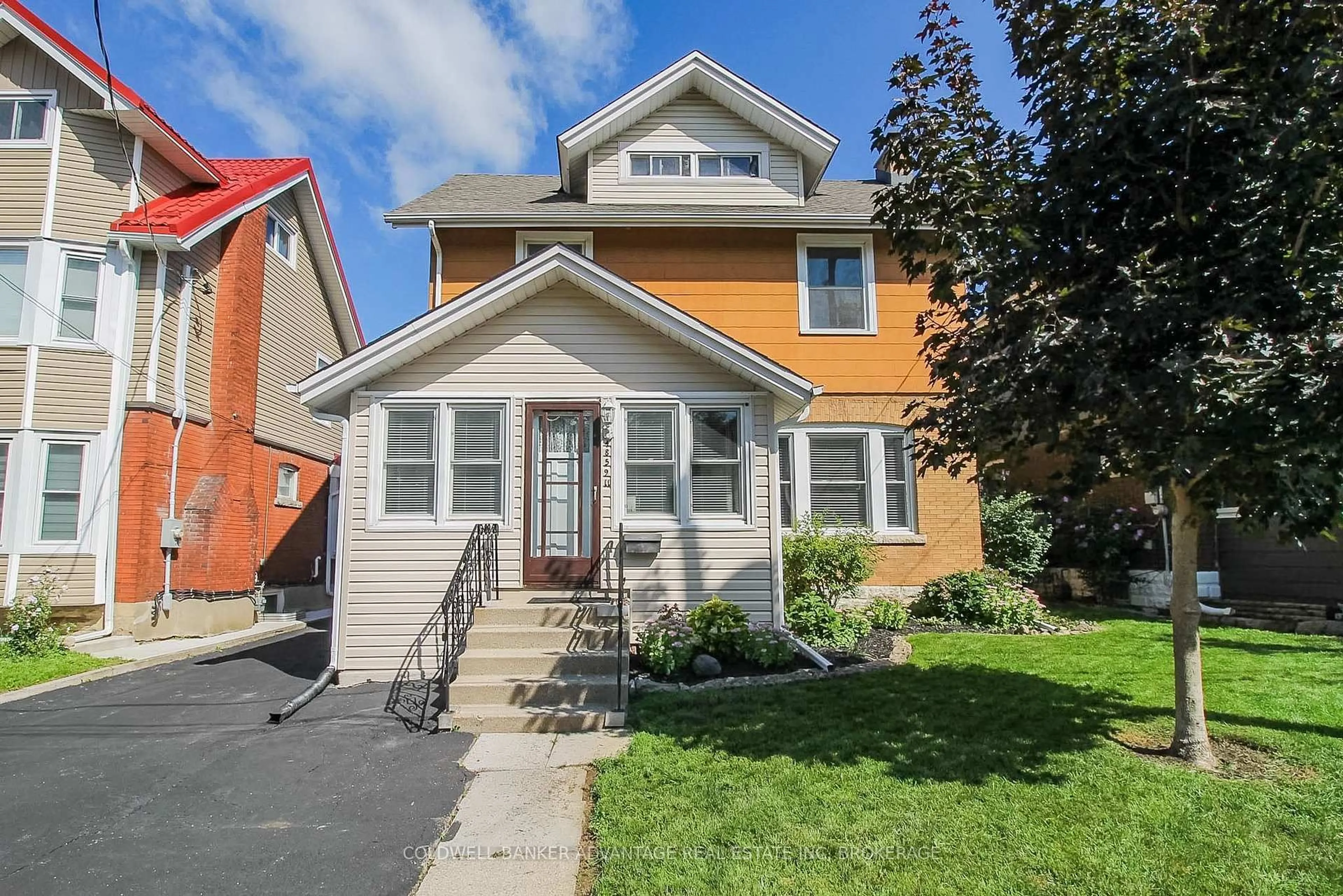 Home with vinyl exterior material, street for 4859 Willmott St, Niagara Falls Ontario L2E 1Z5