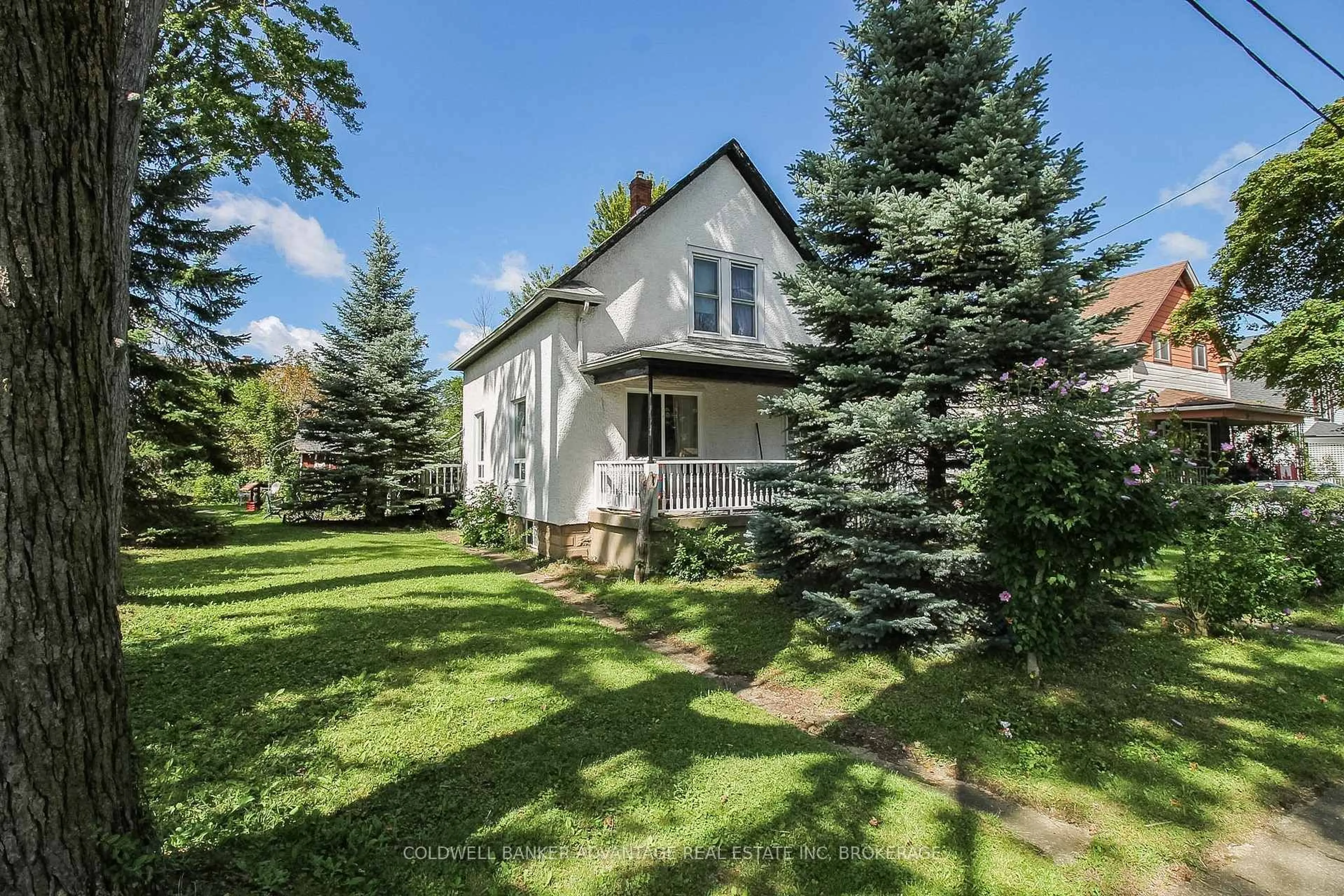 A pic from outside/outdoor area/front of a property/back of a property/a pic from drone, street for 67 Ross St, Welland Ontario L3B 2M7