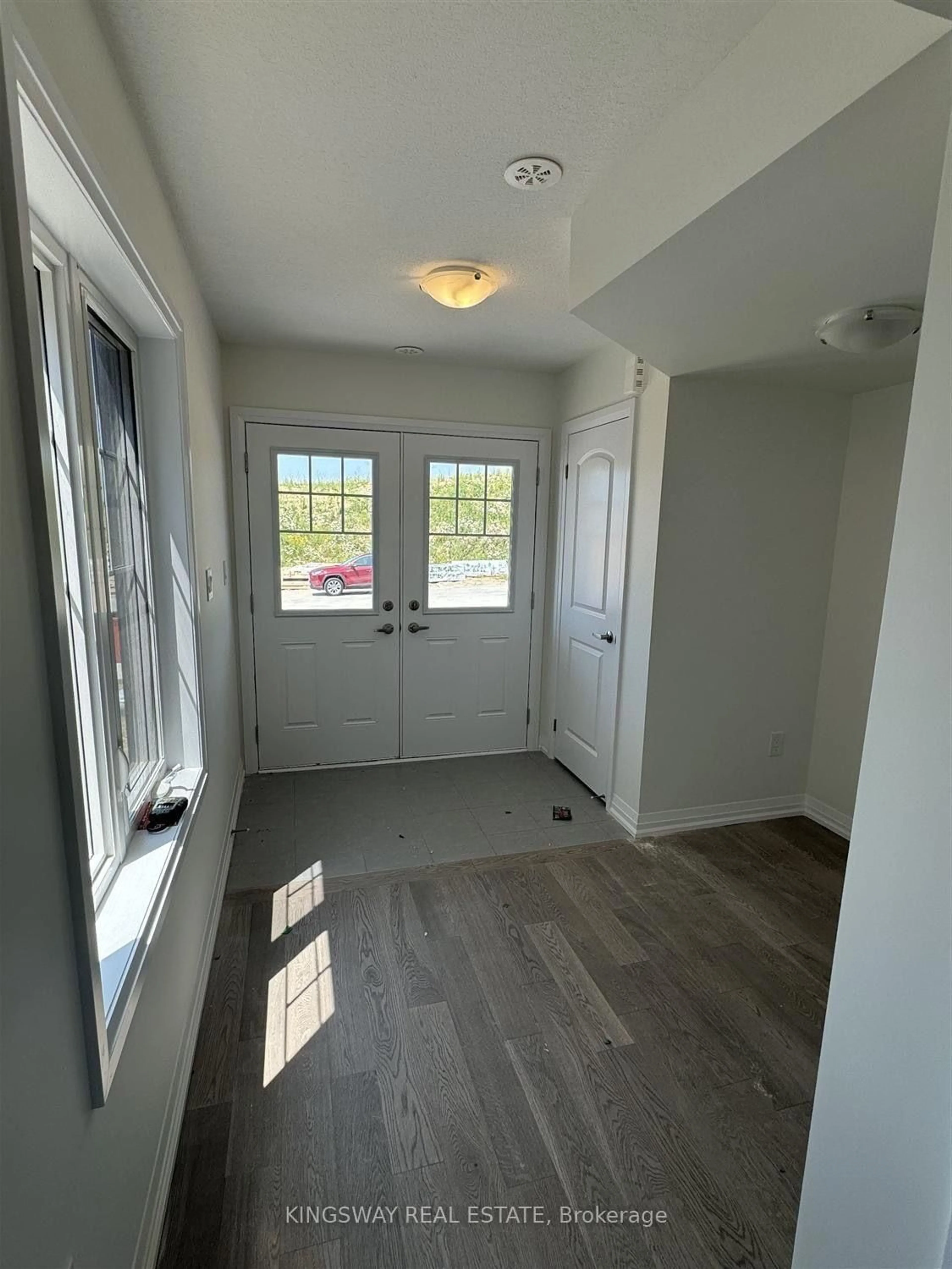 Indoor entryway for 27 Central Market Dr, Haldimand Ontario N3W 0J3