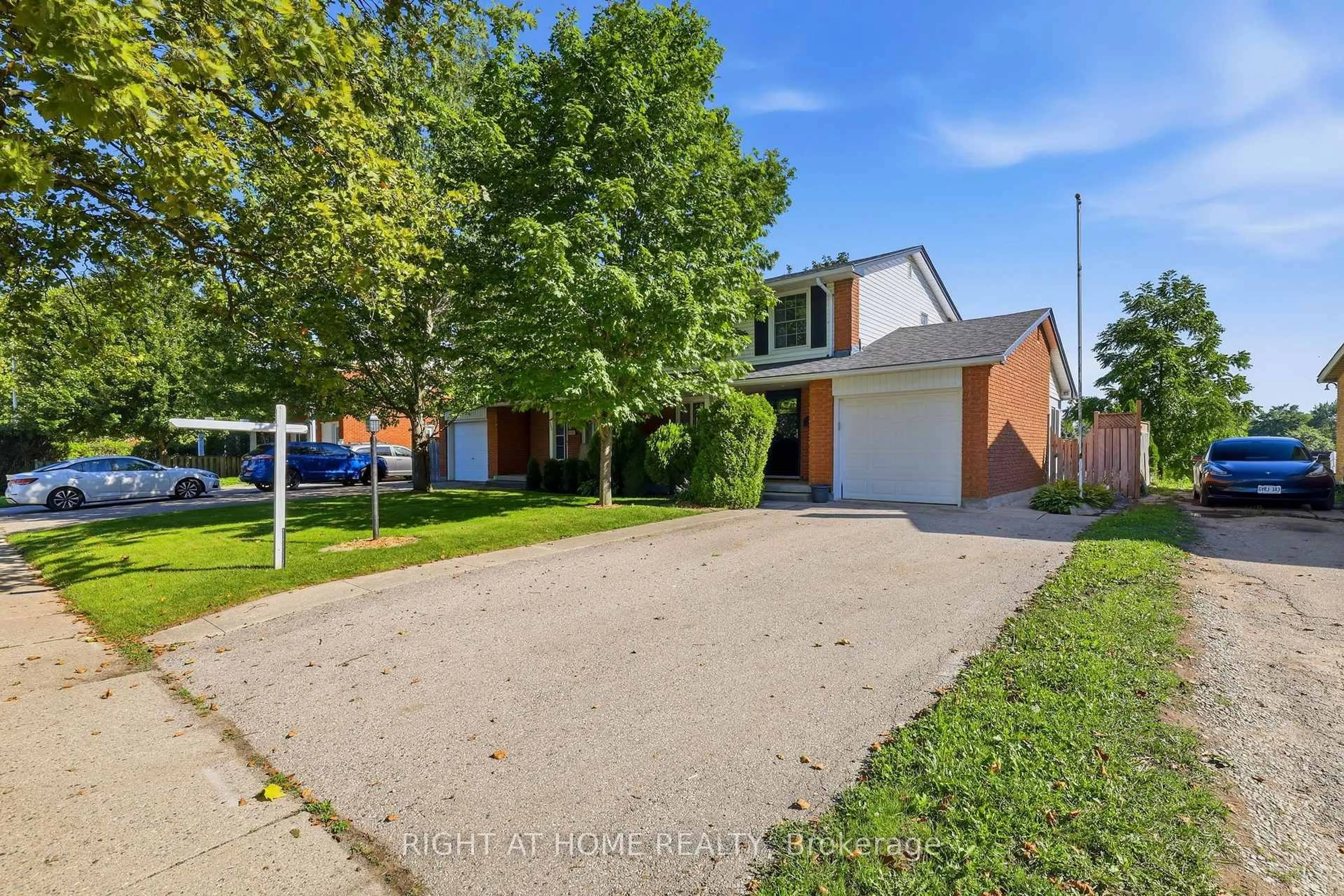 A pic from outside/outdoor area/front of a property/back of a property/a pic from drone, street for 724 Notre Dame Dr, London South Ontario N6J 3B6