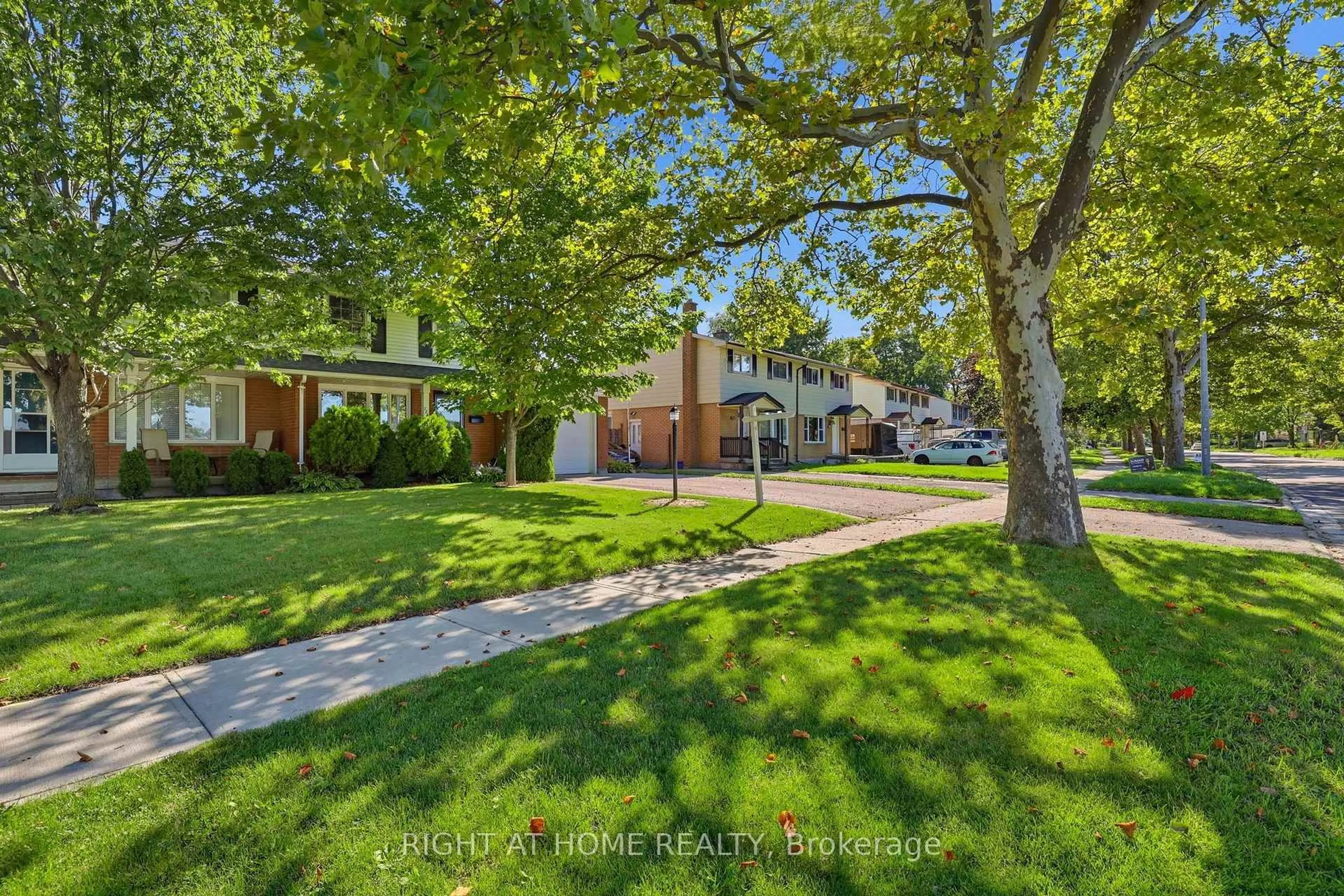 A pic from outside/outdoor area/front of a property/back of a property/a pic from drone, street for 724 Notre Dame Dr, London South Ontario N6J 3B6