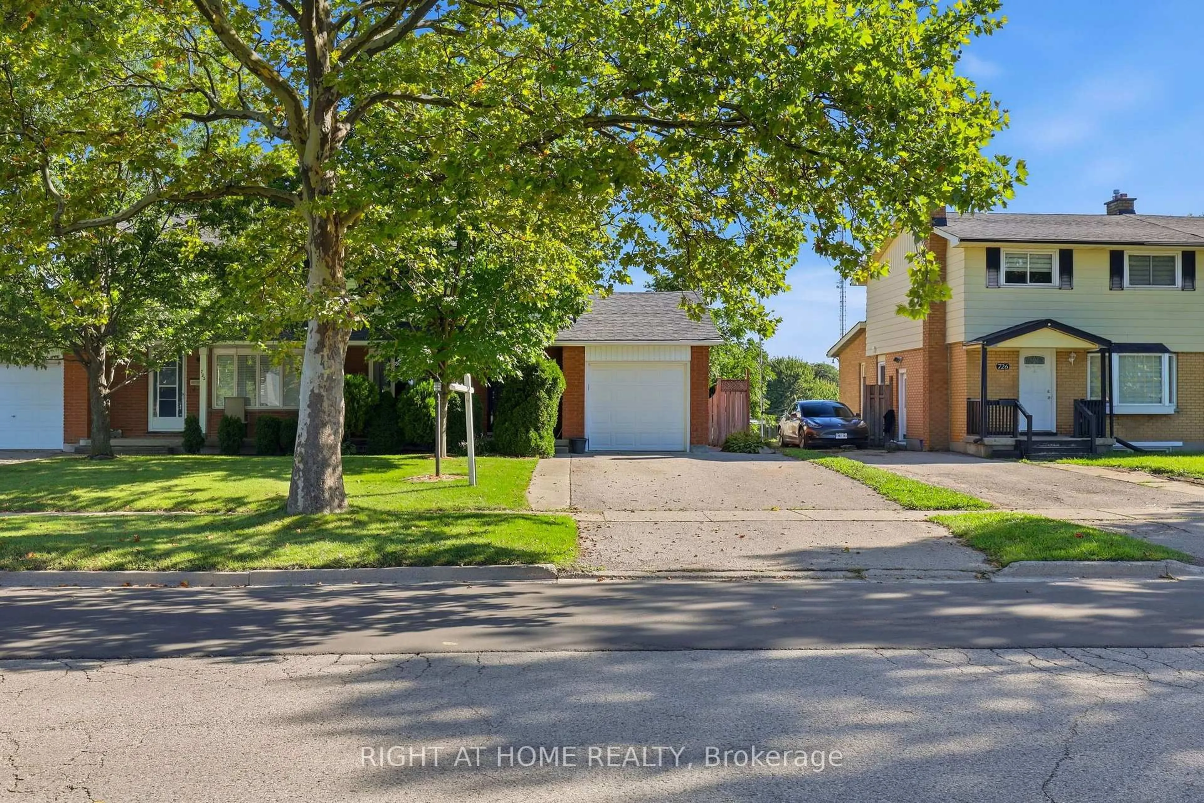 A pic from outside/outdoor area/front of a property/back of a property/a pic from drone, street for 724 Notre Dame Dr, London South Ontario N6J 3B6