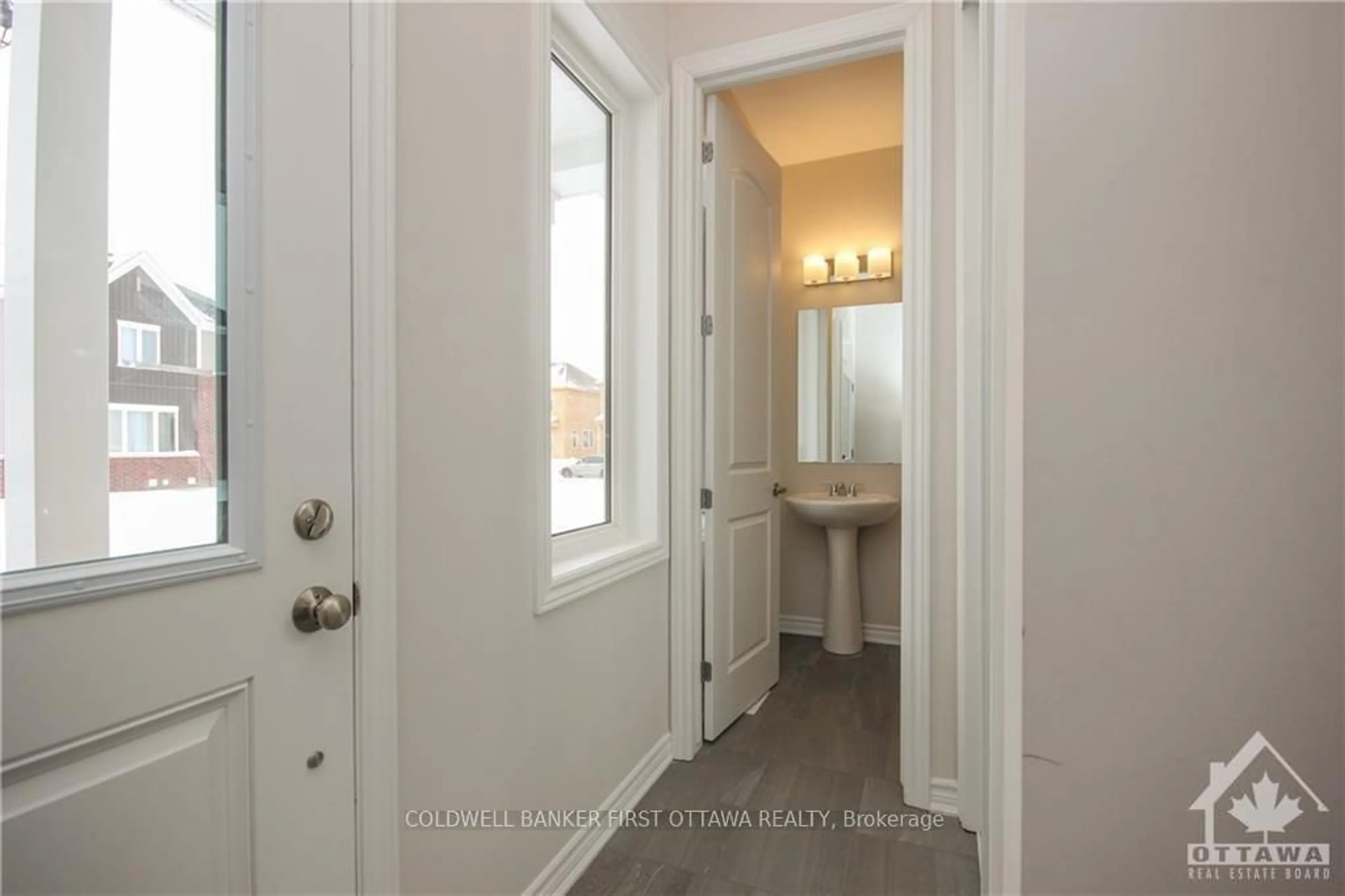 Indoor entryway for 72 FOCALITY Cres, Ottawa Ontario K2J 6W8