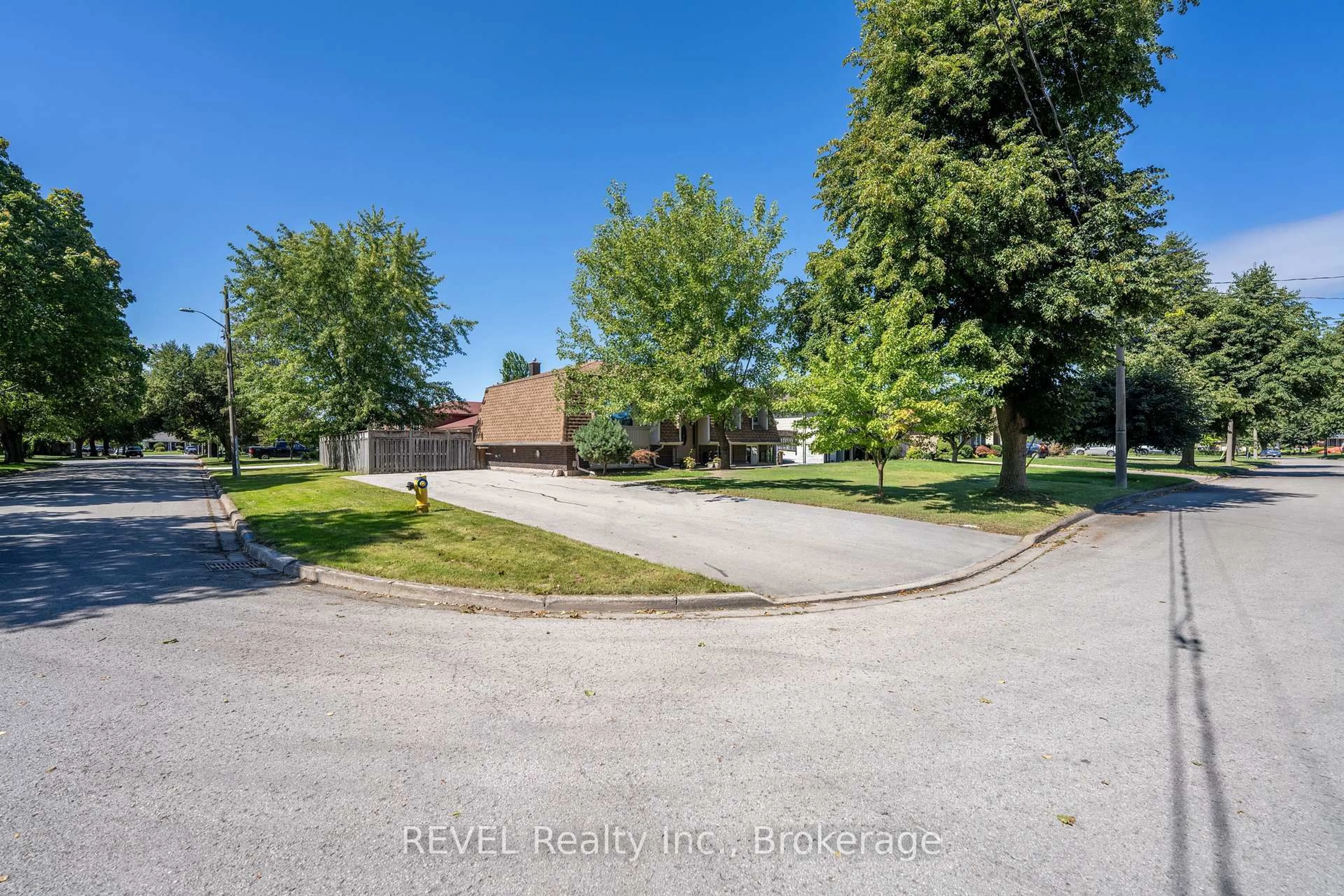 A pic from outside/outdoor area/front of a property/back of a property/a pic from drone, street for 17 RAMSEY St, St. Catharines Ontario L2N 2K3