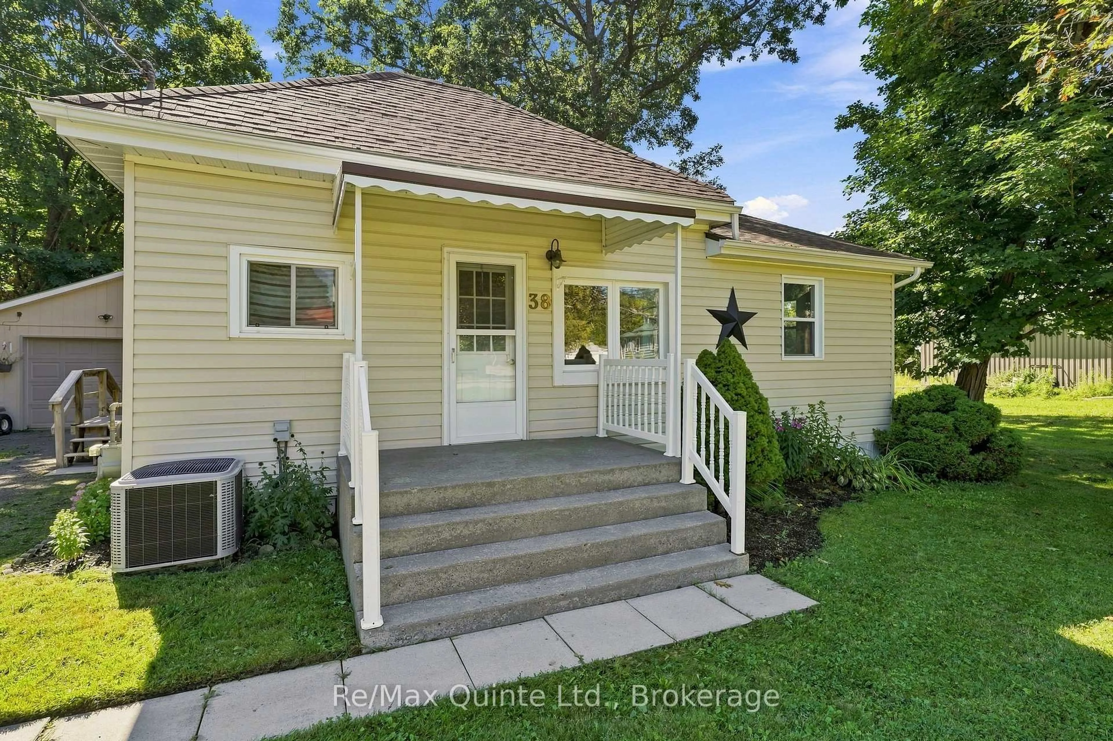 Unknown for 38 Madoc St, Limoges Ontario K0K 2M0