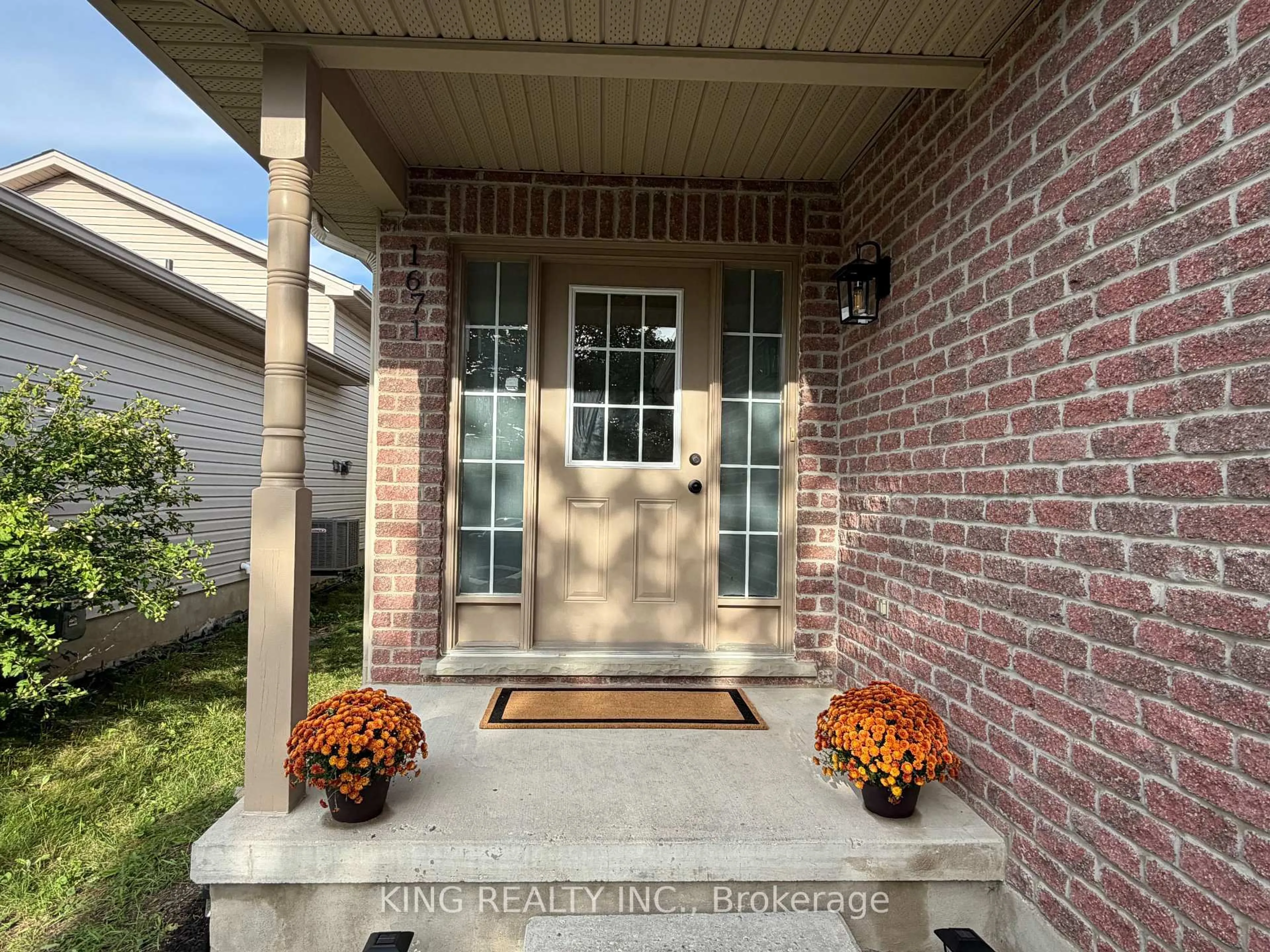 Indoor entryway for 1671 Benjamin Dr, London East Ontario N5V 5K1