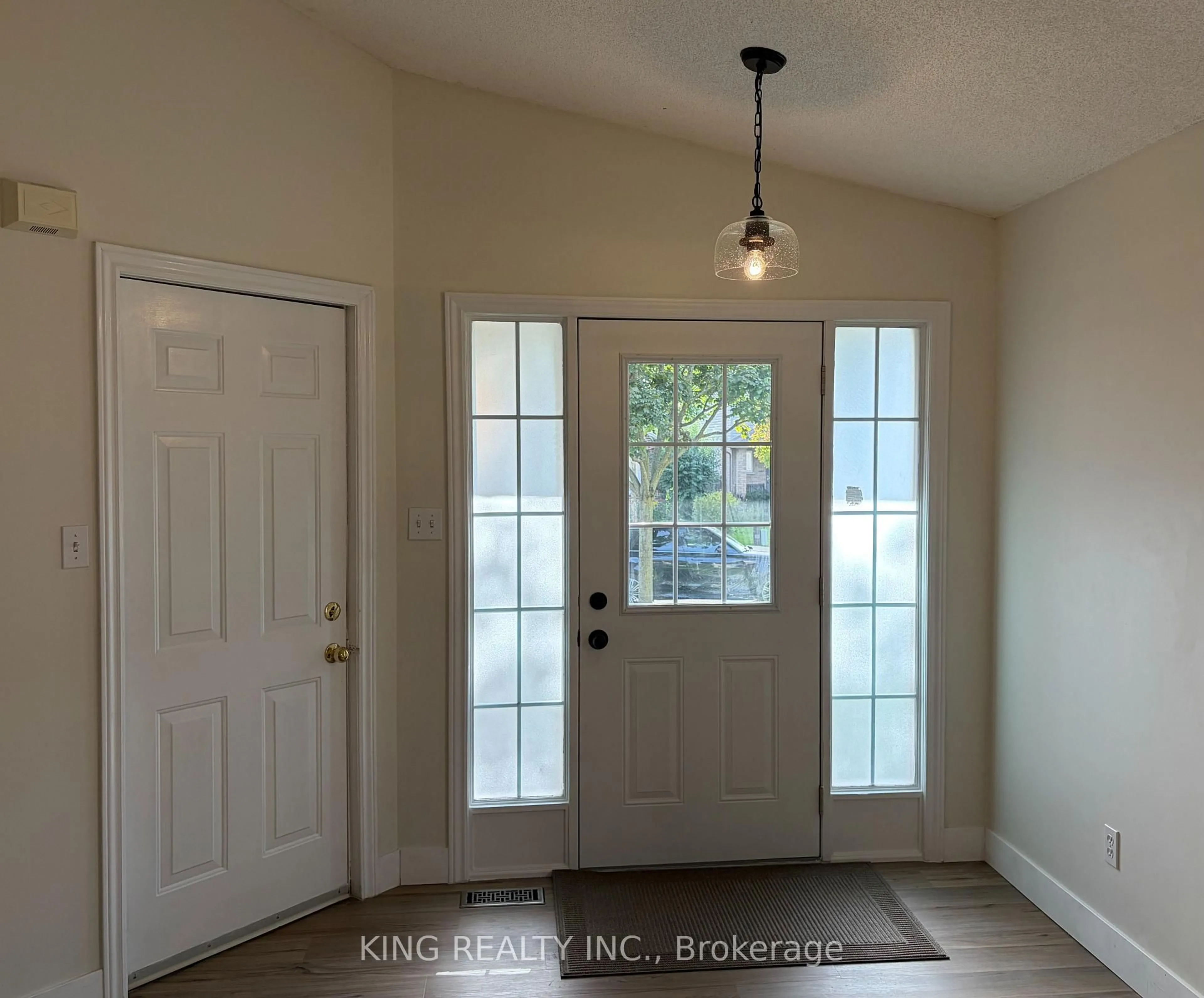 Indoor entryway for 1671 Benjamin Dr, London East Ontario N5V 5K1