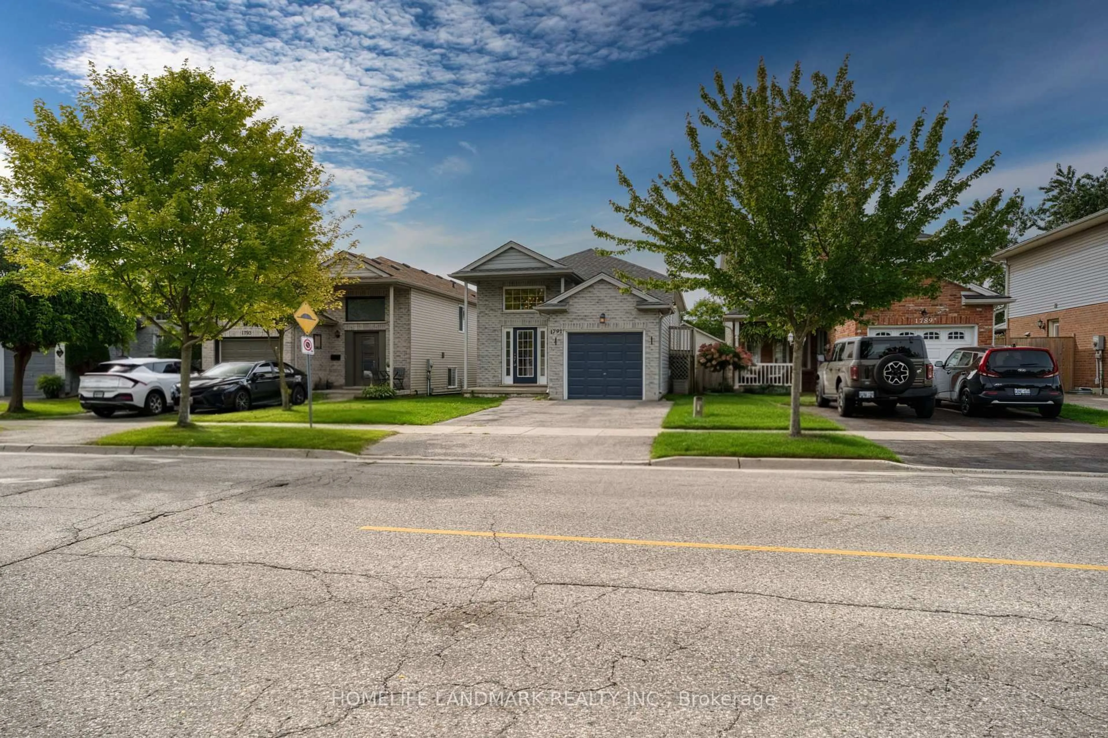 A pic from outside/outdoor area/front of a property/back of a property/a pic from drone, street for 1791 Marconi Blvd, London East Ontario N5V 4T9