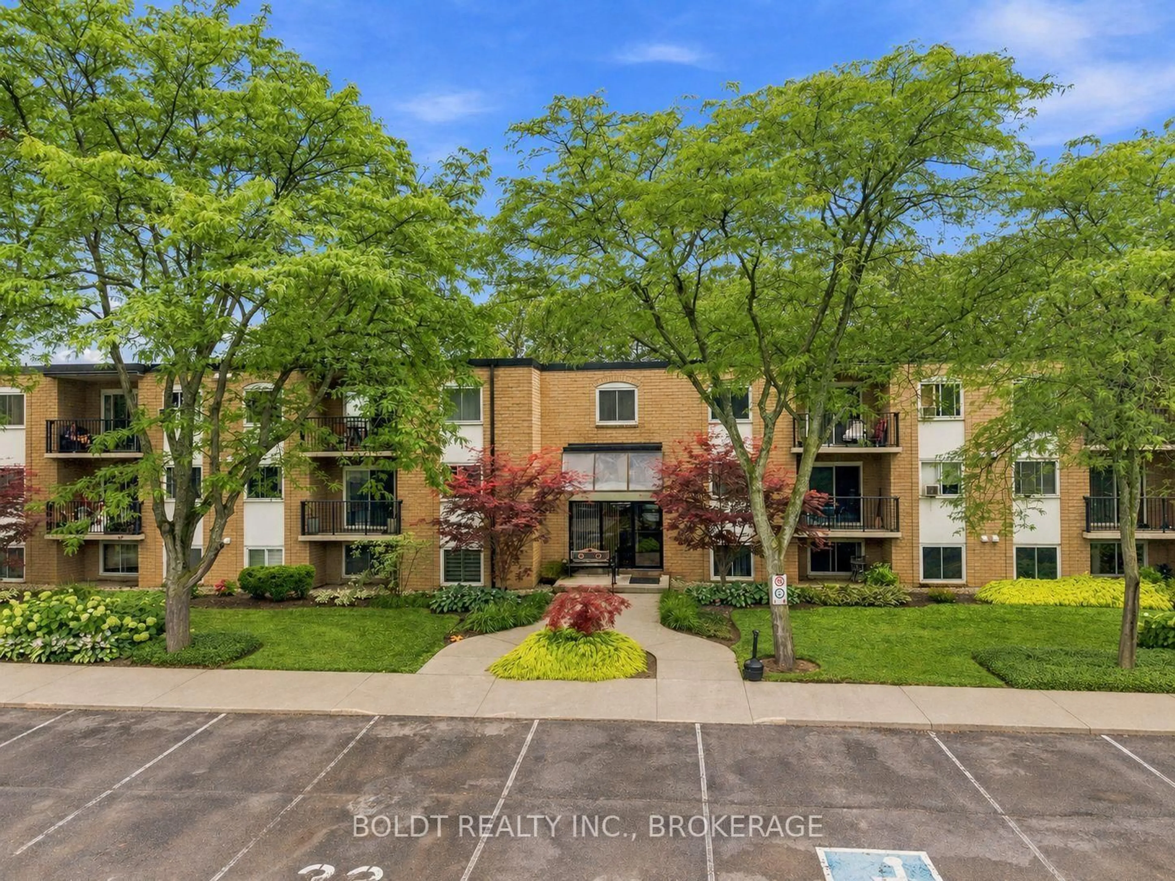 A pic from outside/outdoor area/front of a property/back of a property/a pic from drone, unknown for 6 Westlake Lane #110, St. Catharines Ontario L2N 5S3