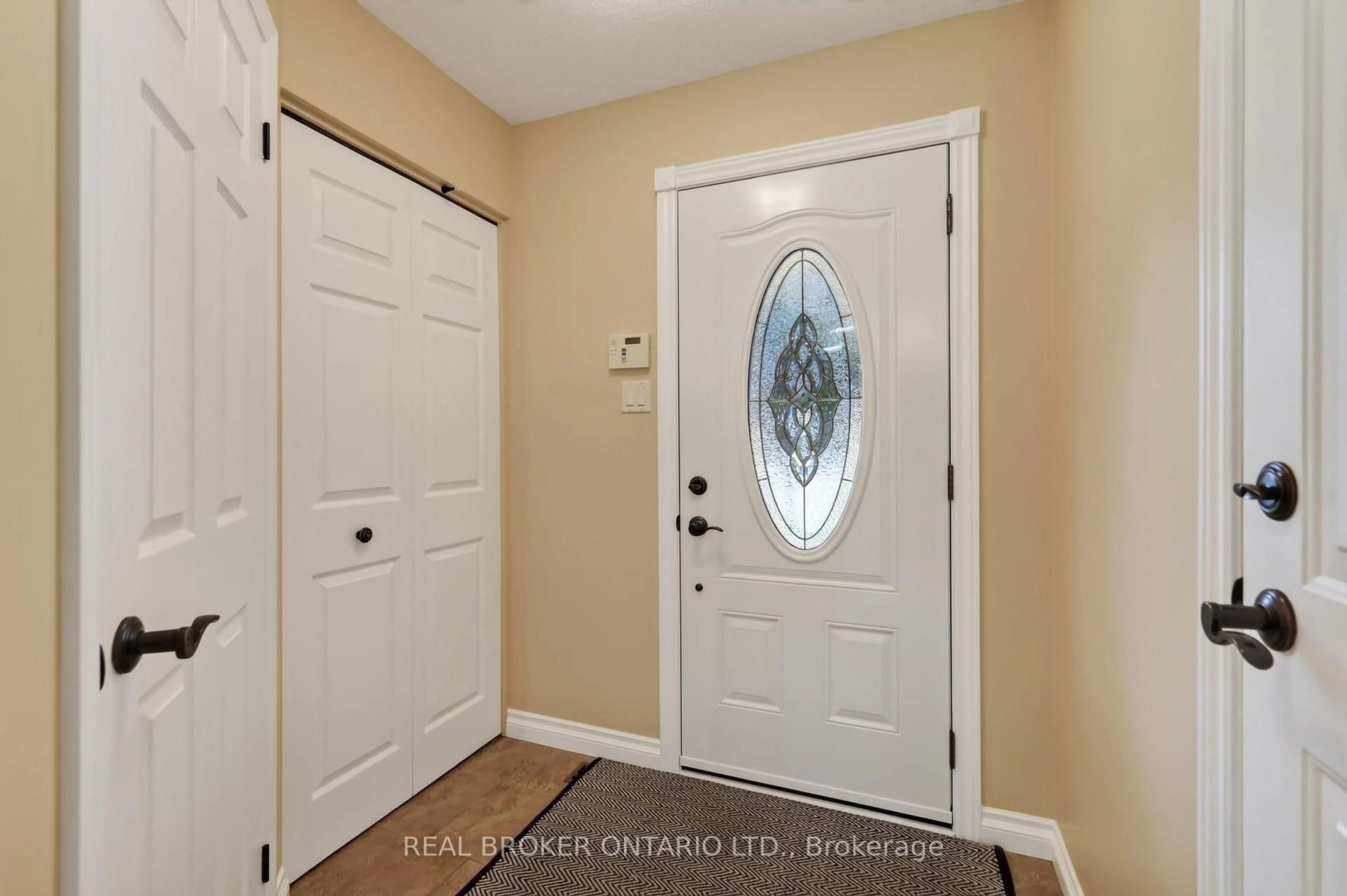 Indoor entryway for 140 Montana Way, Ottawa Ontario K2J 4M4