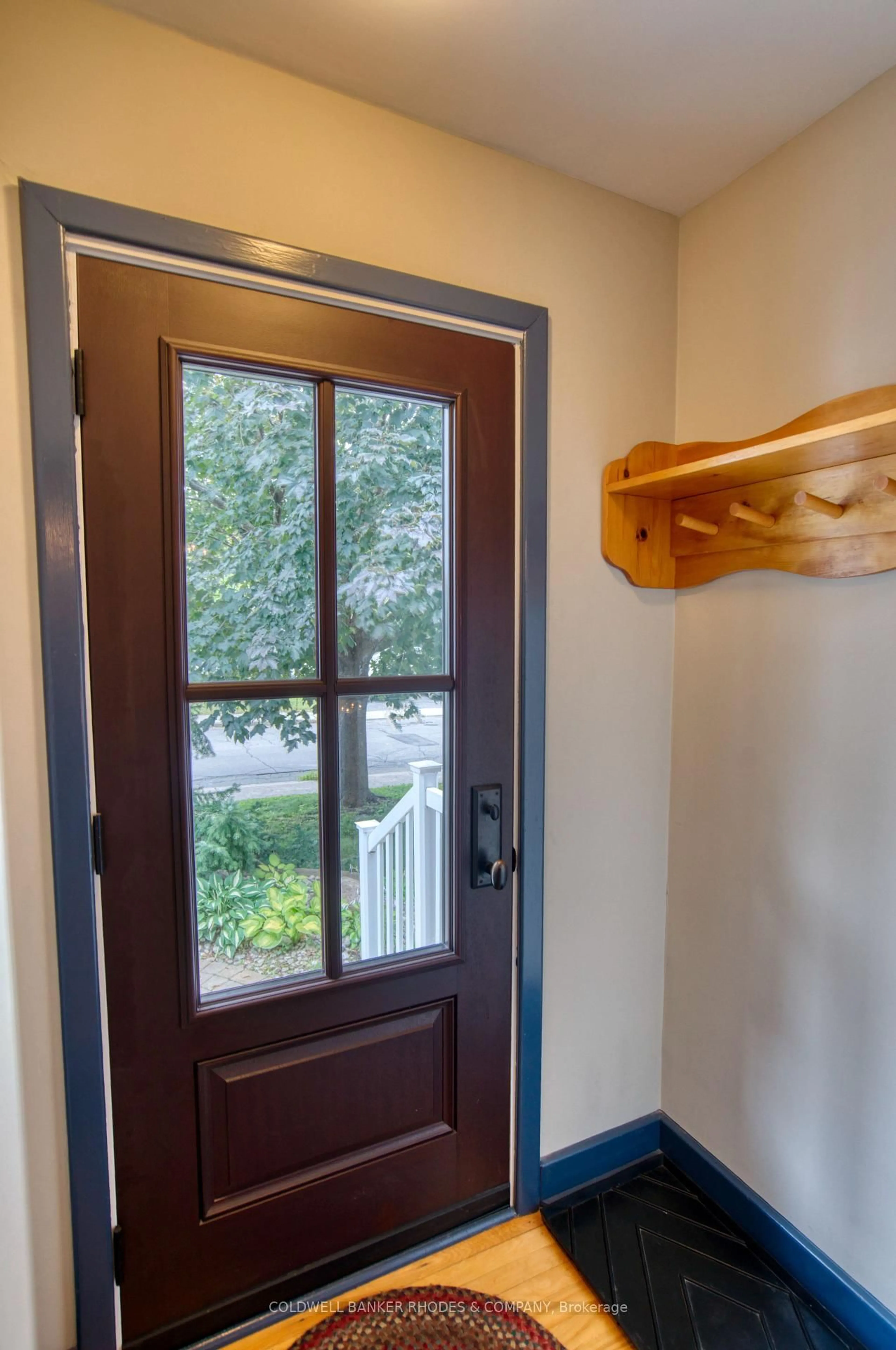 Indoor entryway for 1329 Larose Ave, Ottawa Ontario K1Z 7X4