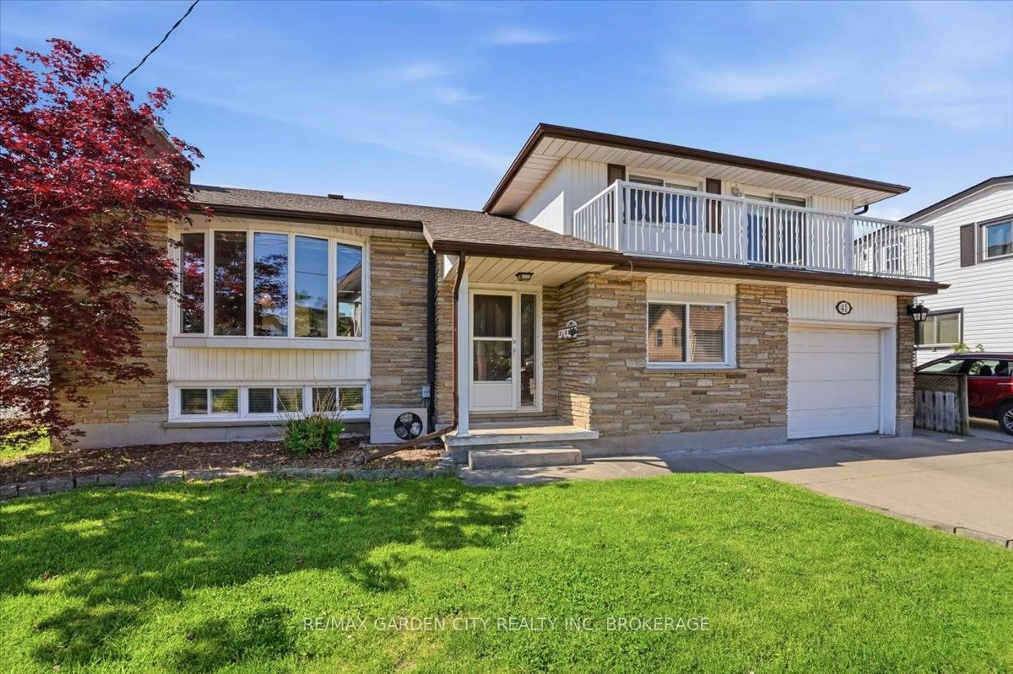 Home with vinyl exterior material, street for 41 Albert St, Thorold Ontario L2V 2G4