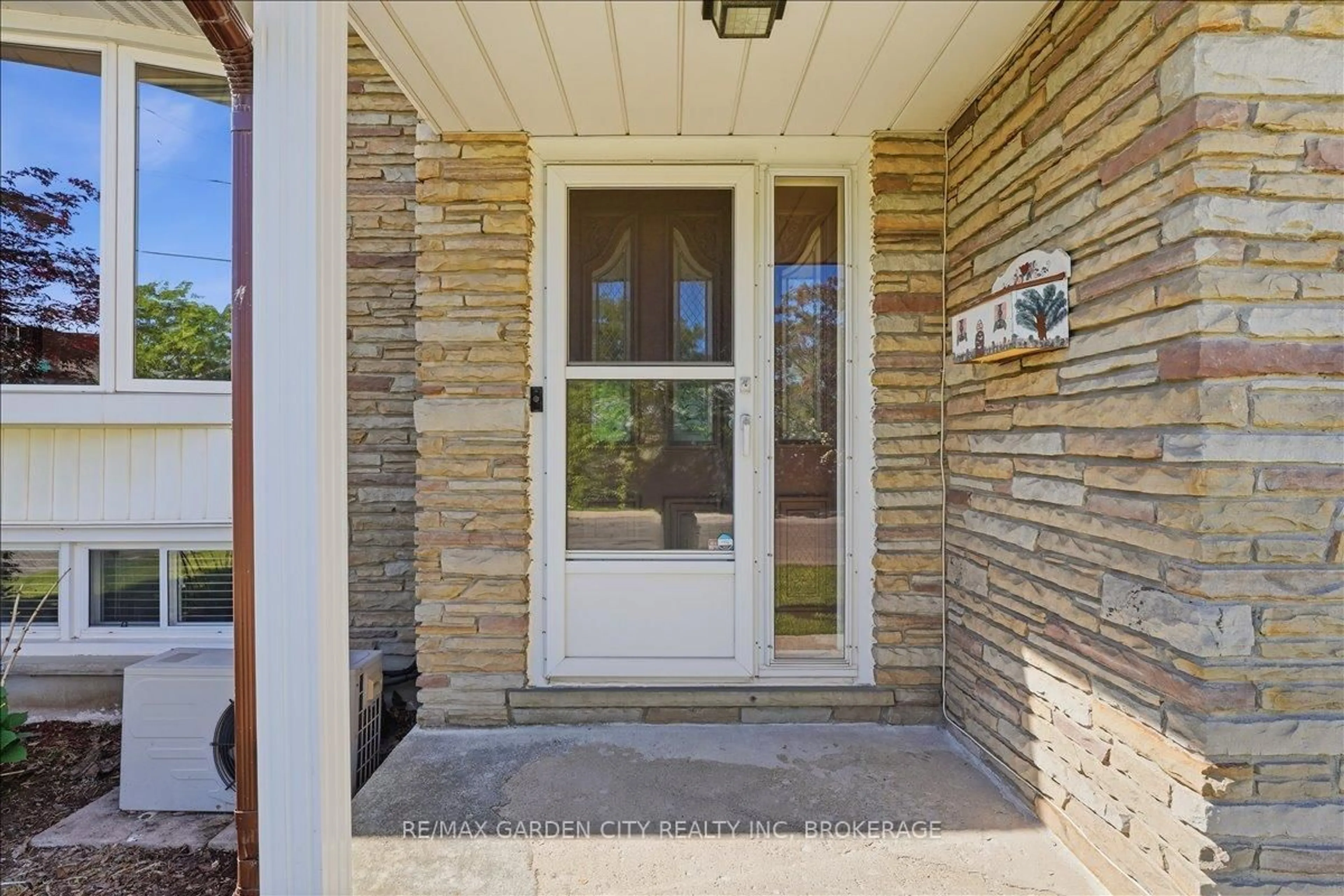 Indoor entryway for 41 Albert St, Thorold Ontario L2V 2G4