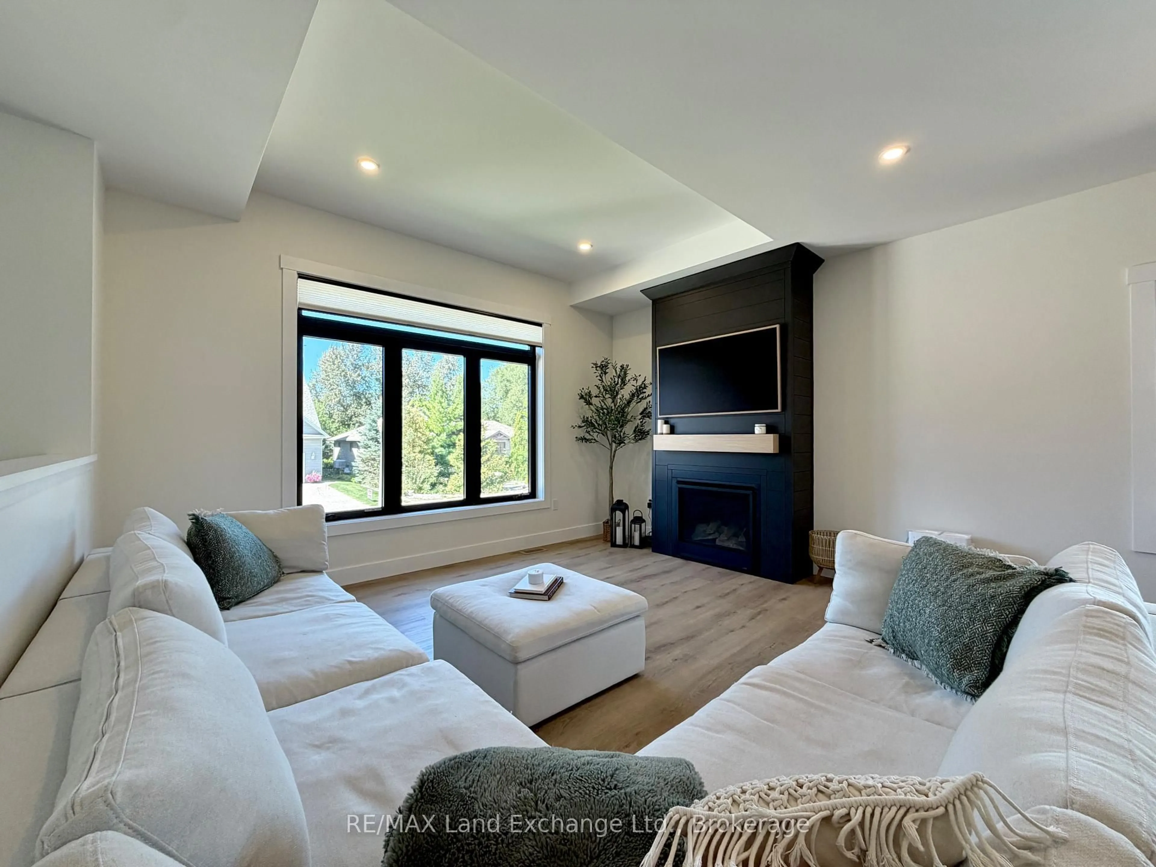 Living room with furniture, unknown for 222 Emerald Dr, Saugeen Shores Ontario N0H 2L0