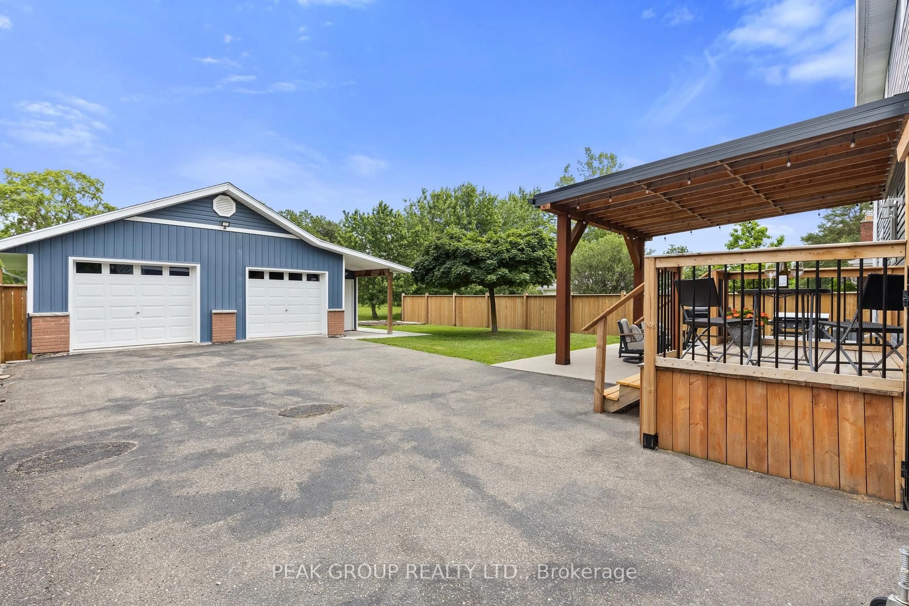 Indoor garage for 19 Bosnich Ave, Welland Ontario L3C 2W6