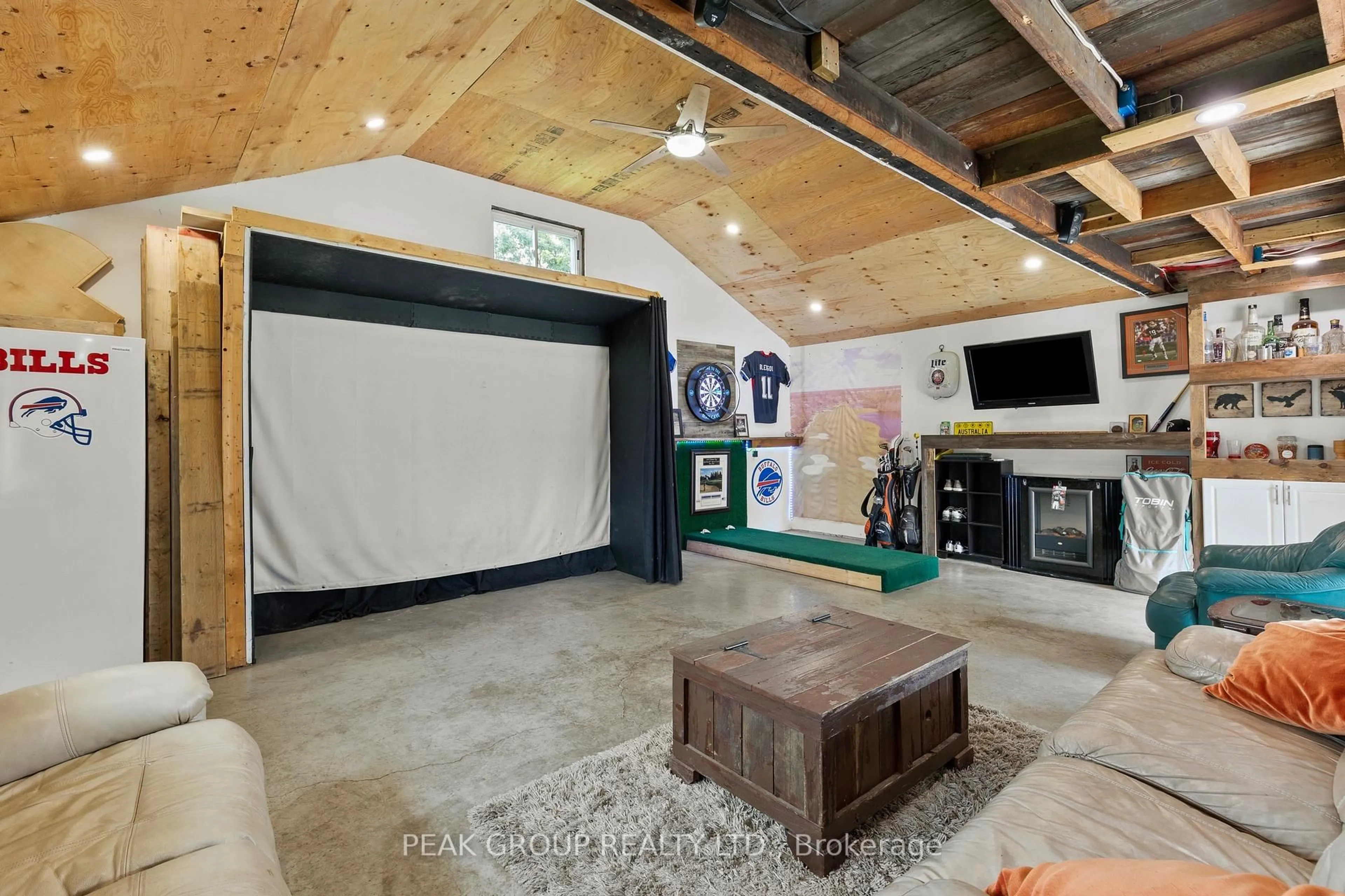 Indoor garage for 19 Bosnich Ave, Welland Ontario L3C 2W6