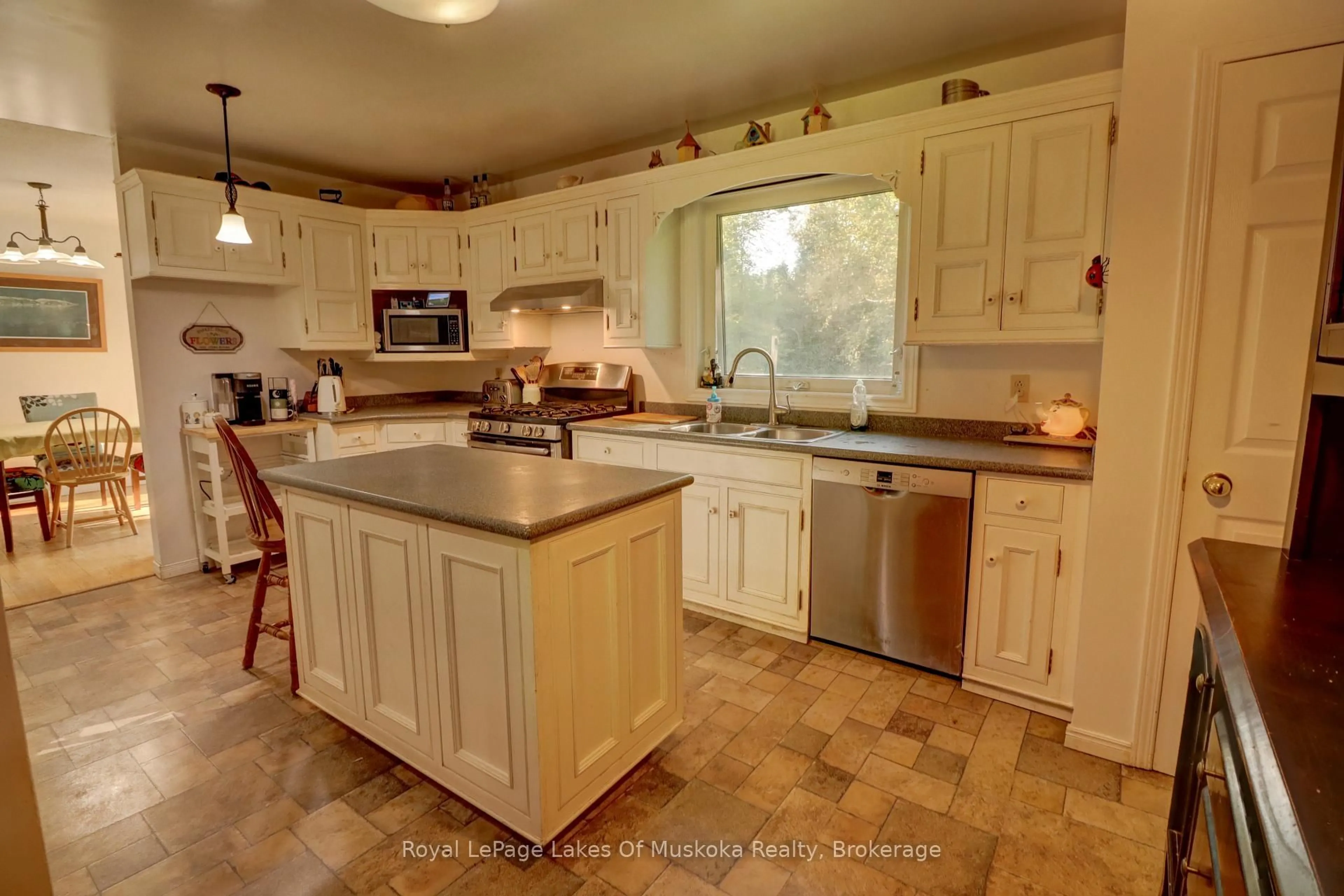 Open concept kitchen, ceramic/tile floor for 911 Deer Lake Rd, Huntsville Ontario P0B 1L0