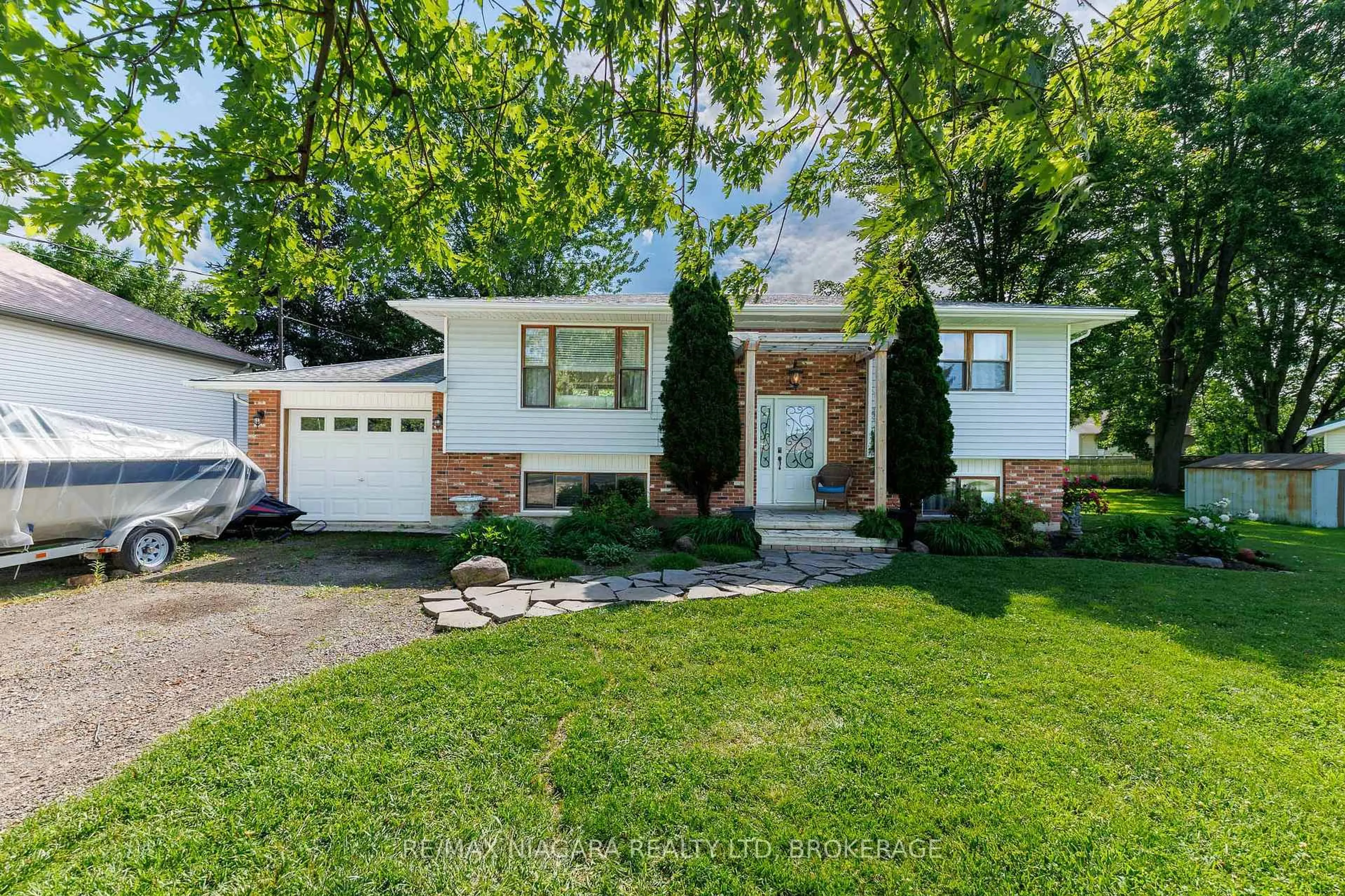 Home with vinyl exterior material, street for 88 Pleasant Ave, Fort Erie Ontario L0S 1N0