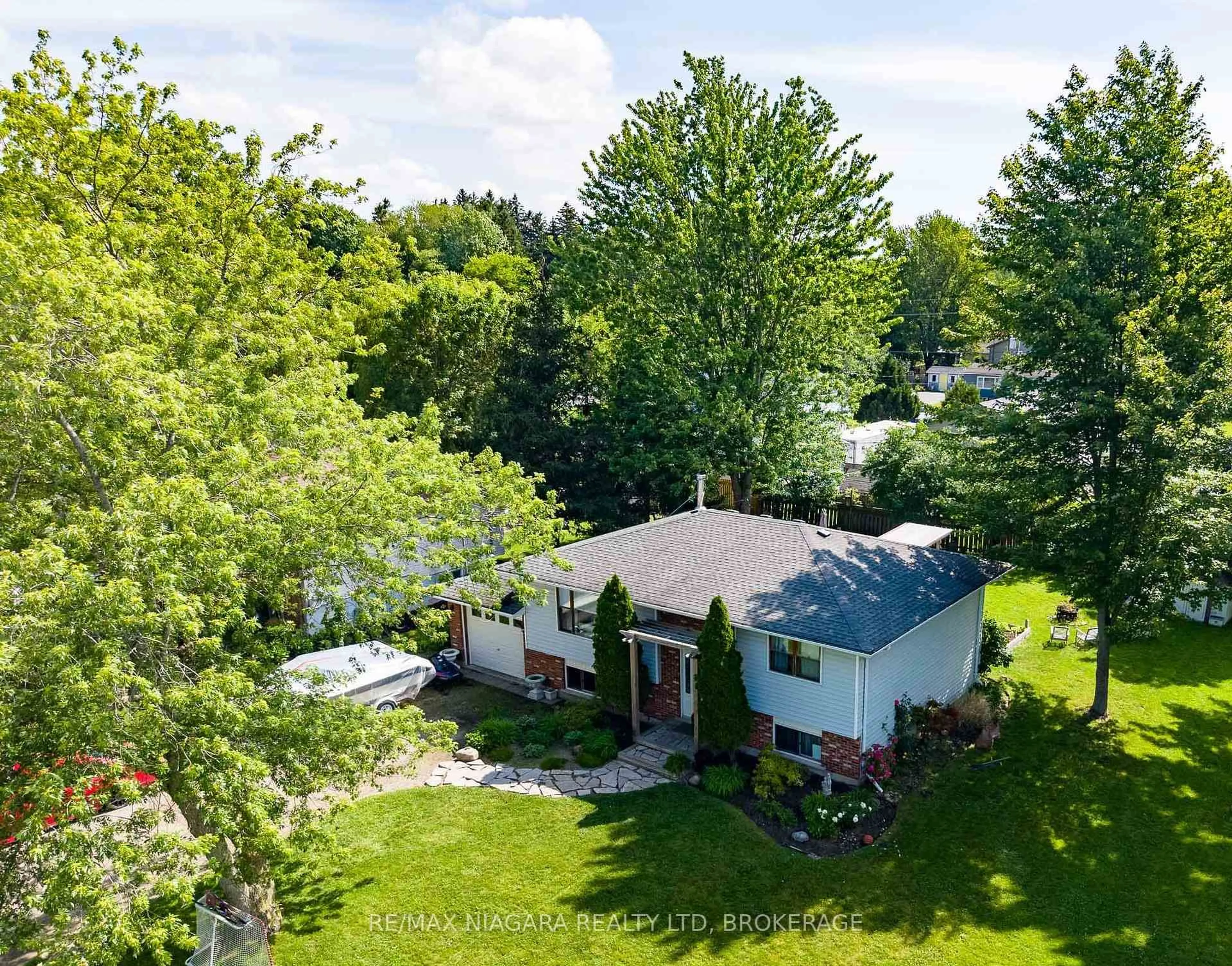 A pic from outside/outdoor area/front of a property/back of a property/a pic from drone, street for 88 Pleasant Ave, Fort Erie Ontario L0S 1N0