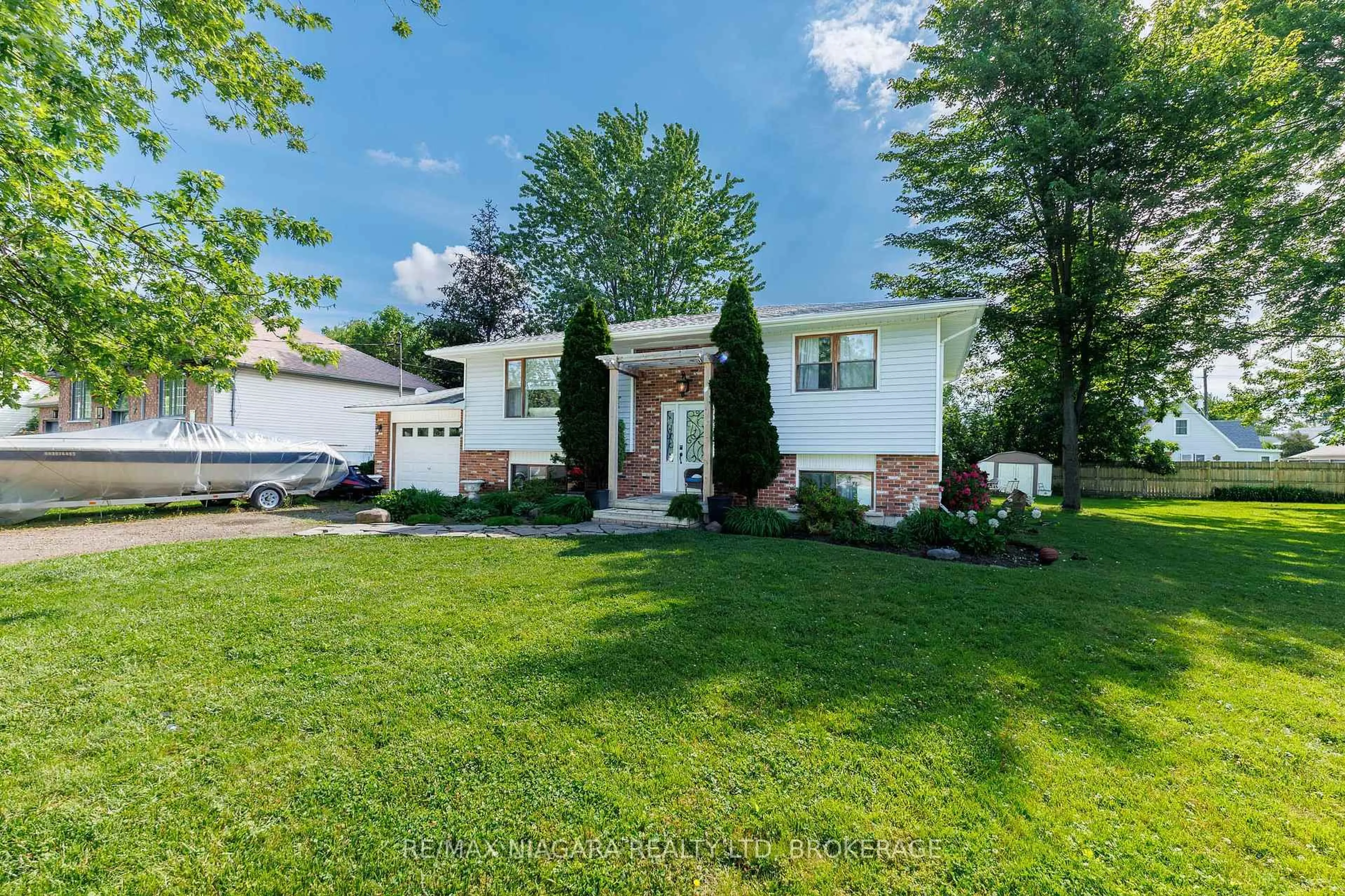Home with vinyl exterior material, street for 88 Pleasant Ave, Fort Erie Ontario L0S 1N0