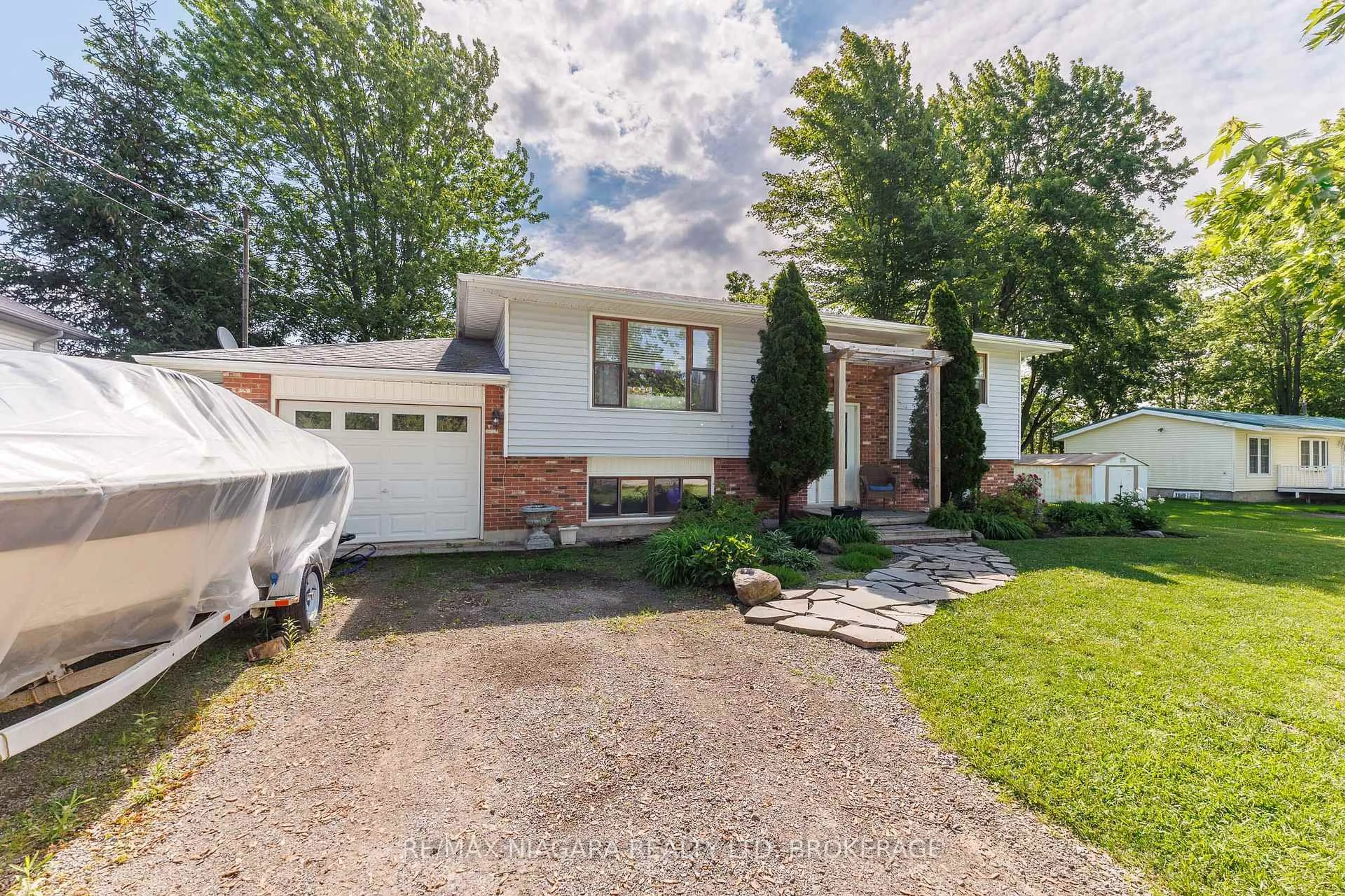 Home with vinyl exterior material, street for 88 Pleasant Ave, Fort Erie Ontario L0S 1N0